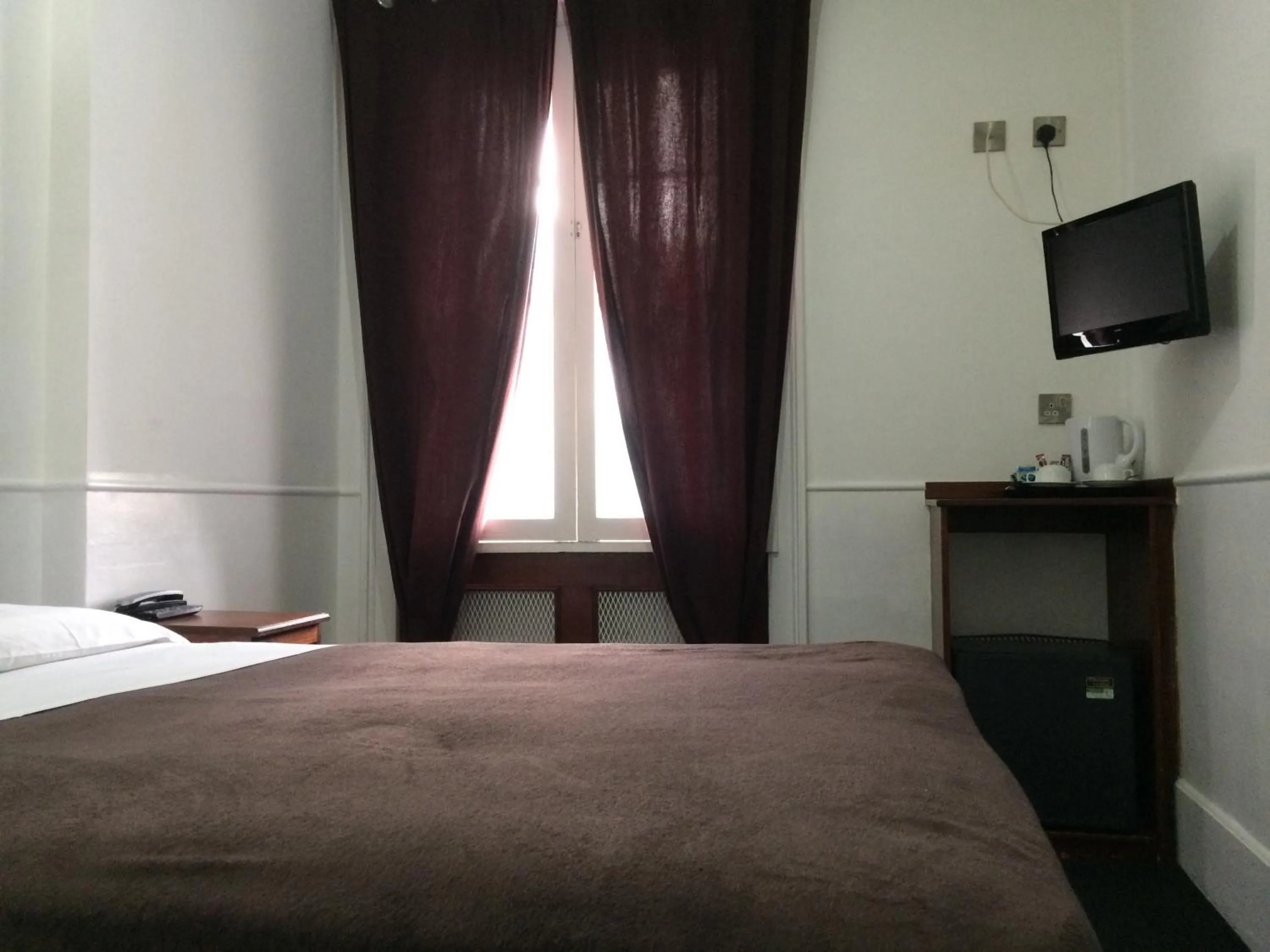 Photo of the whole room in London Continental Hotel