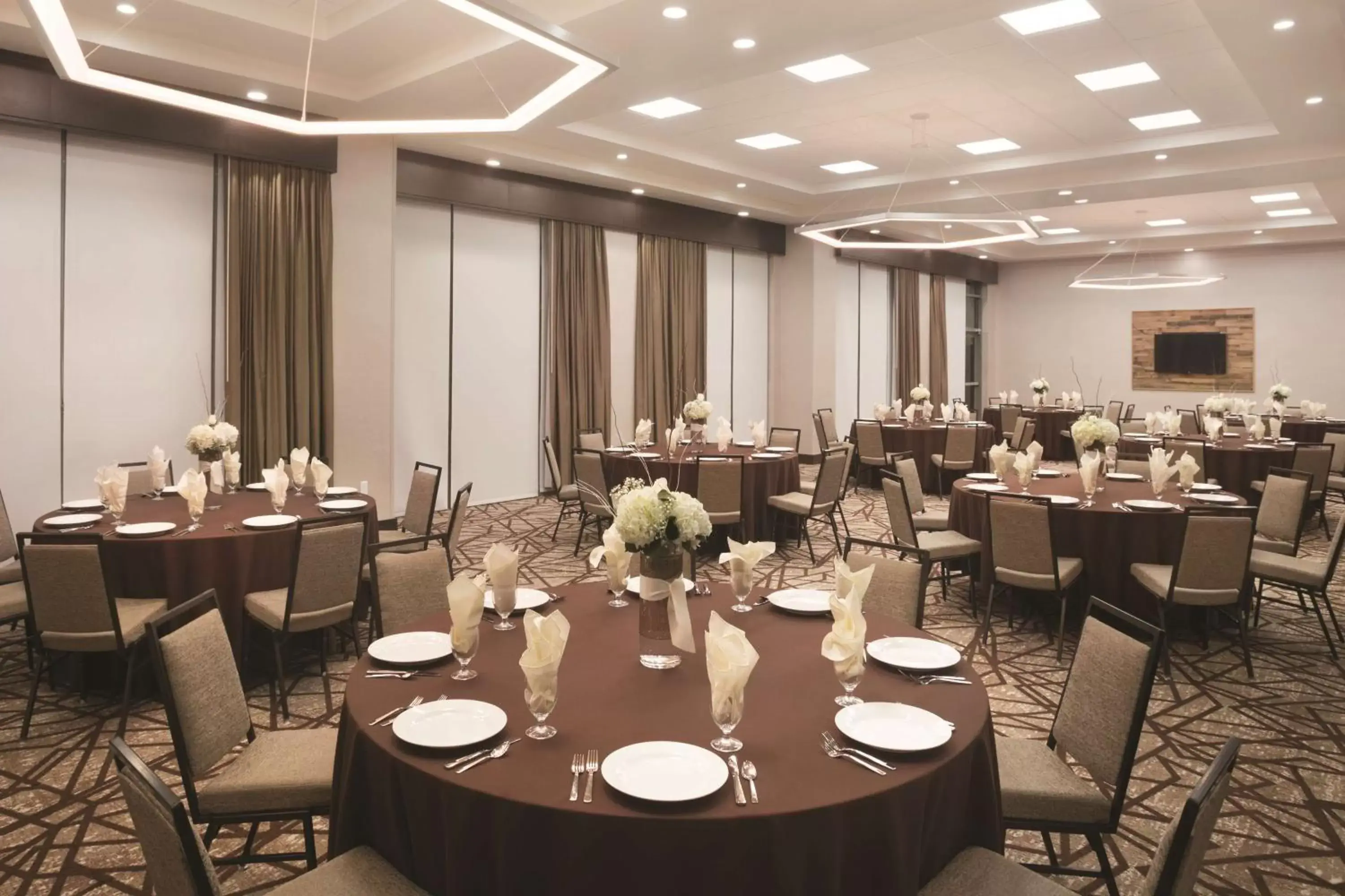 Meeting/conference room, Restaurant/Places to Eat in Hilton Garden Inn Downtown Birmingham