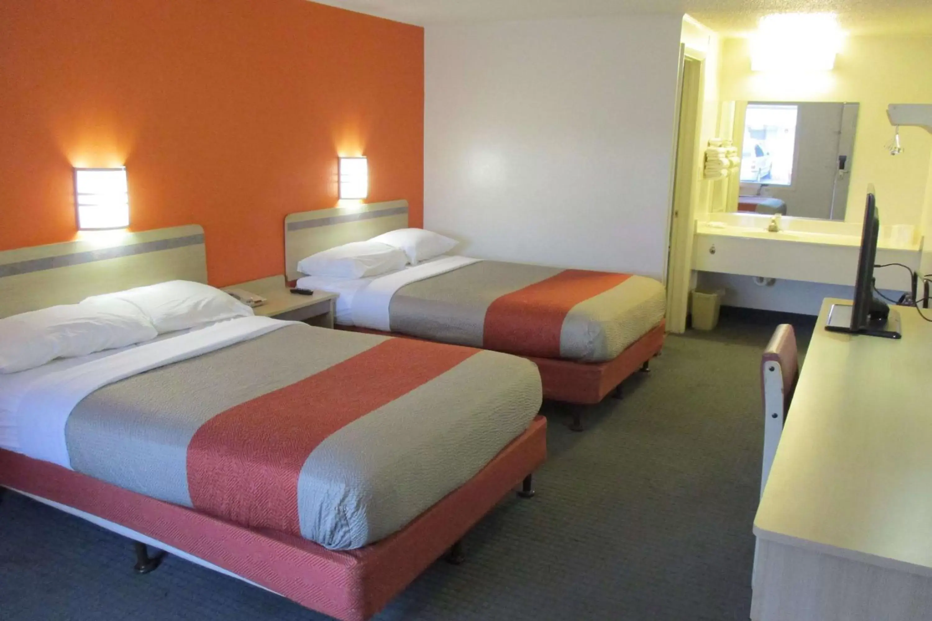 Photo of the whole room, Bed in Travelodge by Wyndham Lansing