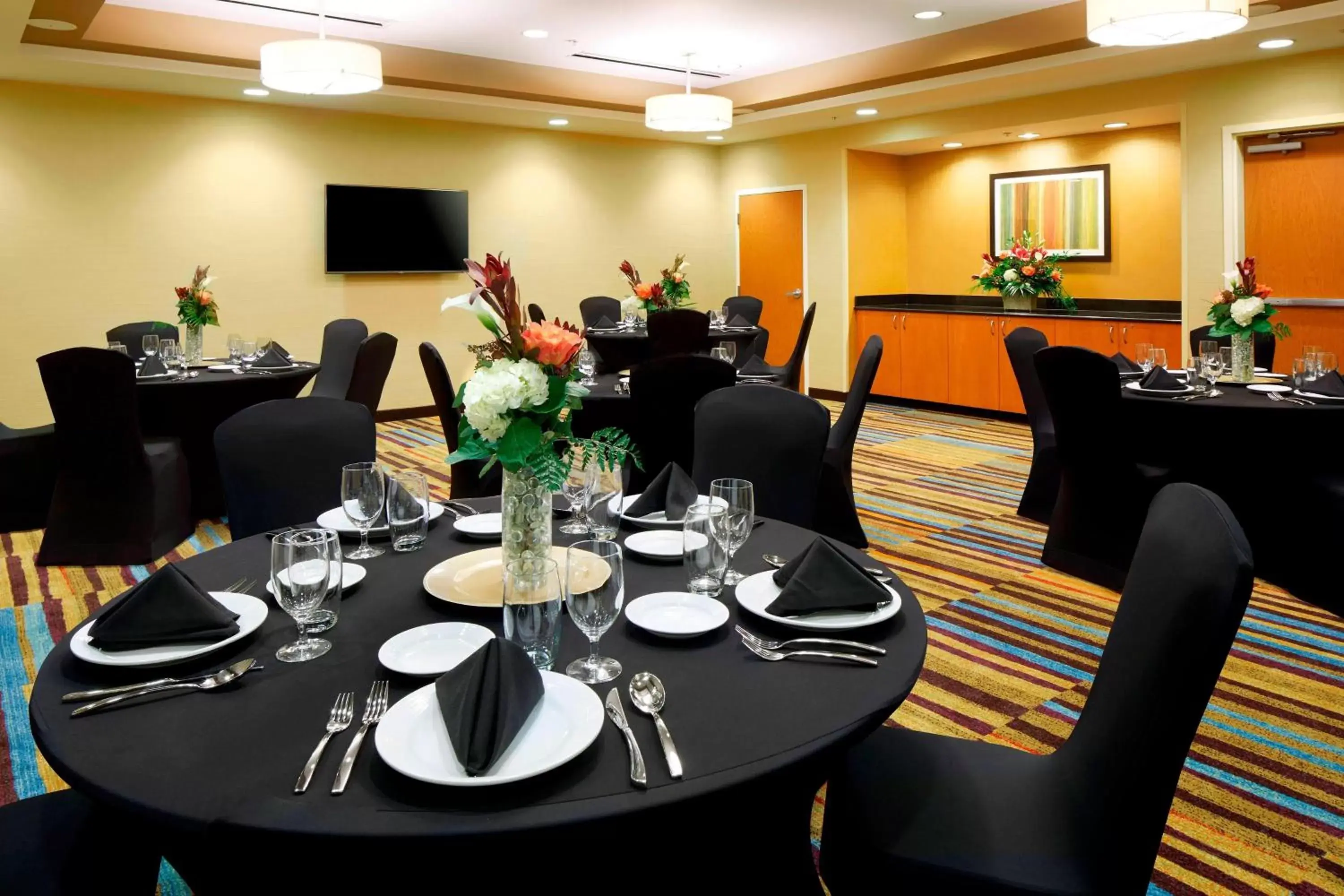 Meeting/conference room, Restaurant/Places to Eat in Fairfield Inn & Suites by Marriott Cumberland