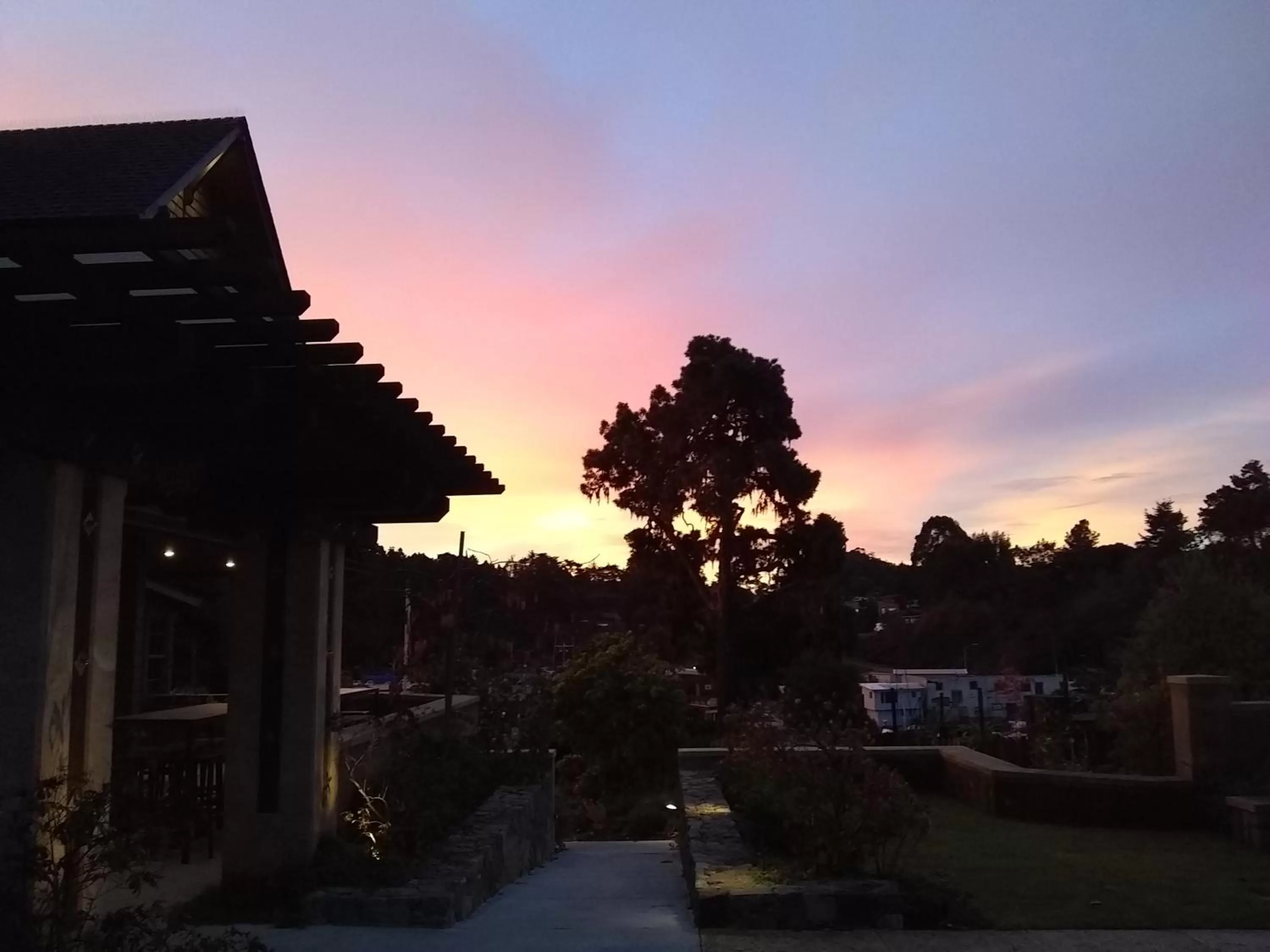 Evening entertainment in Noyo Harbor Inn