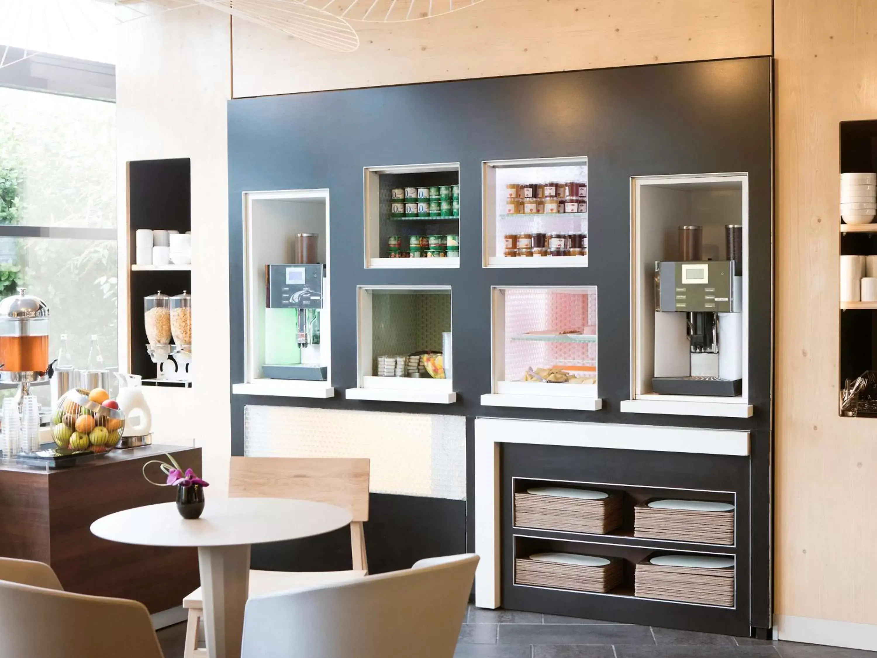 Restaurant/places to eat in Novotel Suites Cannes Centre