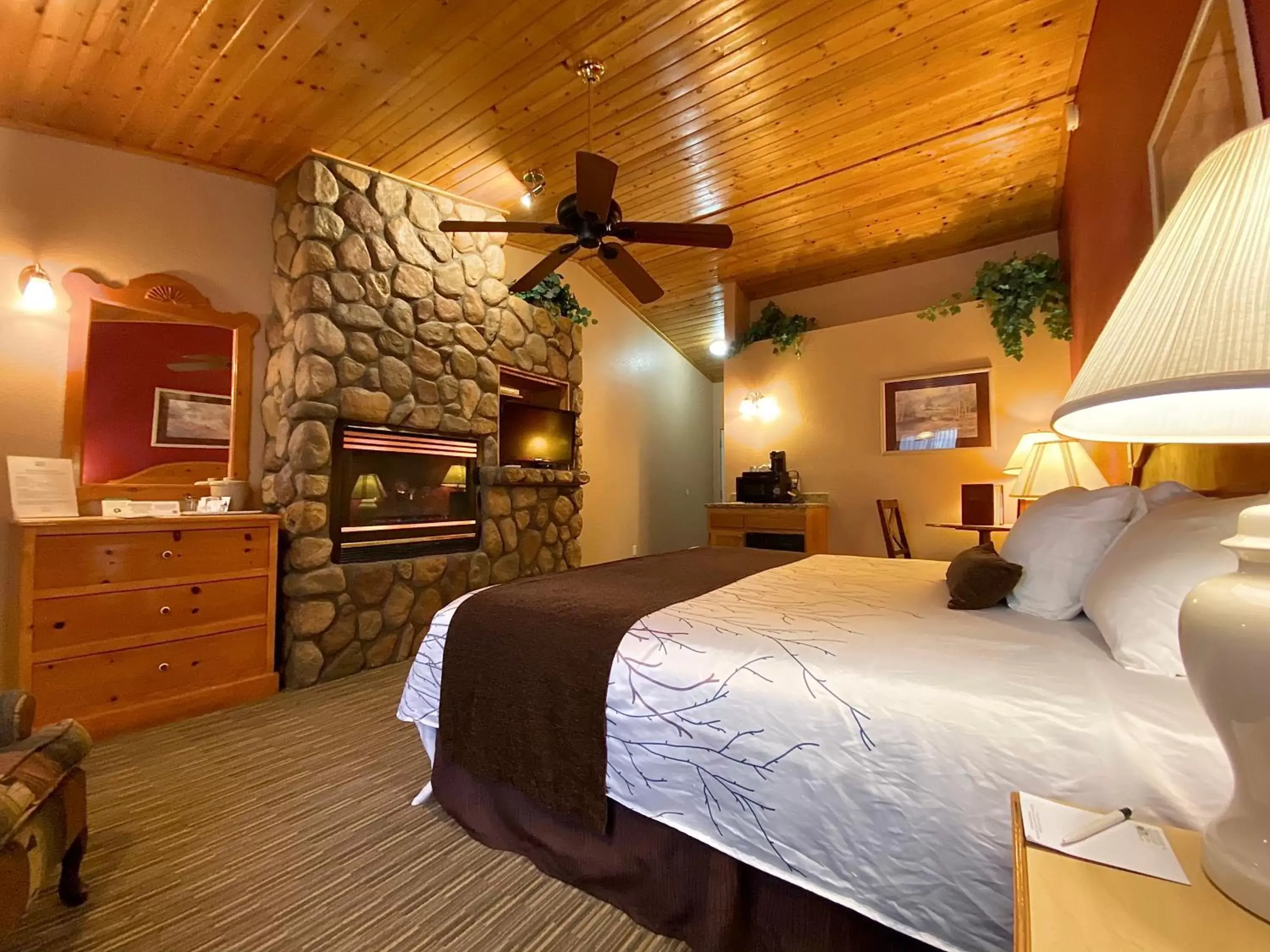 Photo of the whole room, Bed in Majestic Mountain Inn