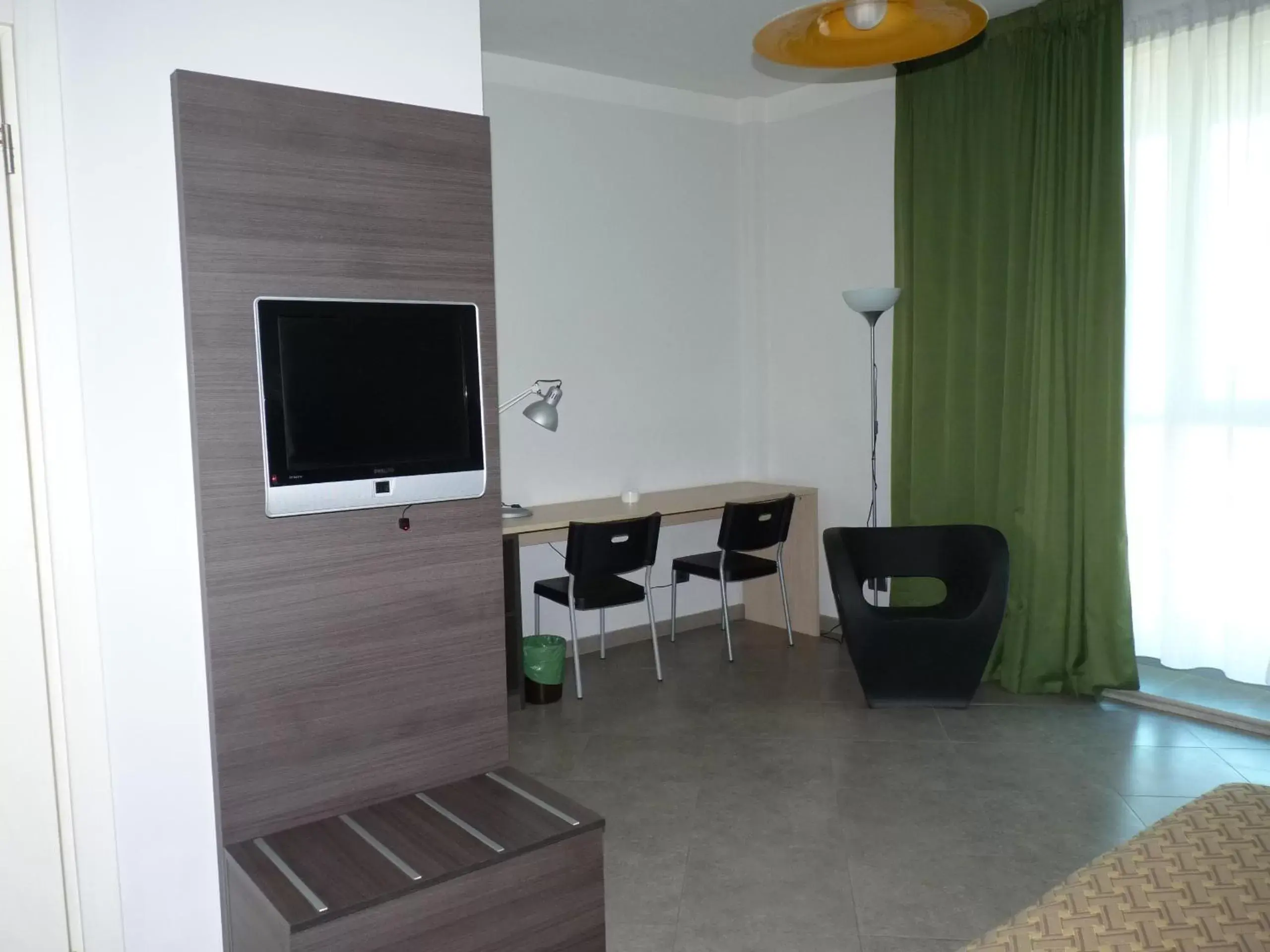 TV and multimedia, TV/Entertainment Center in Hotel Lux