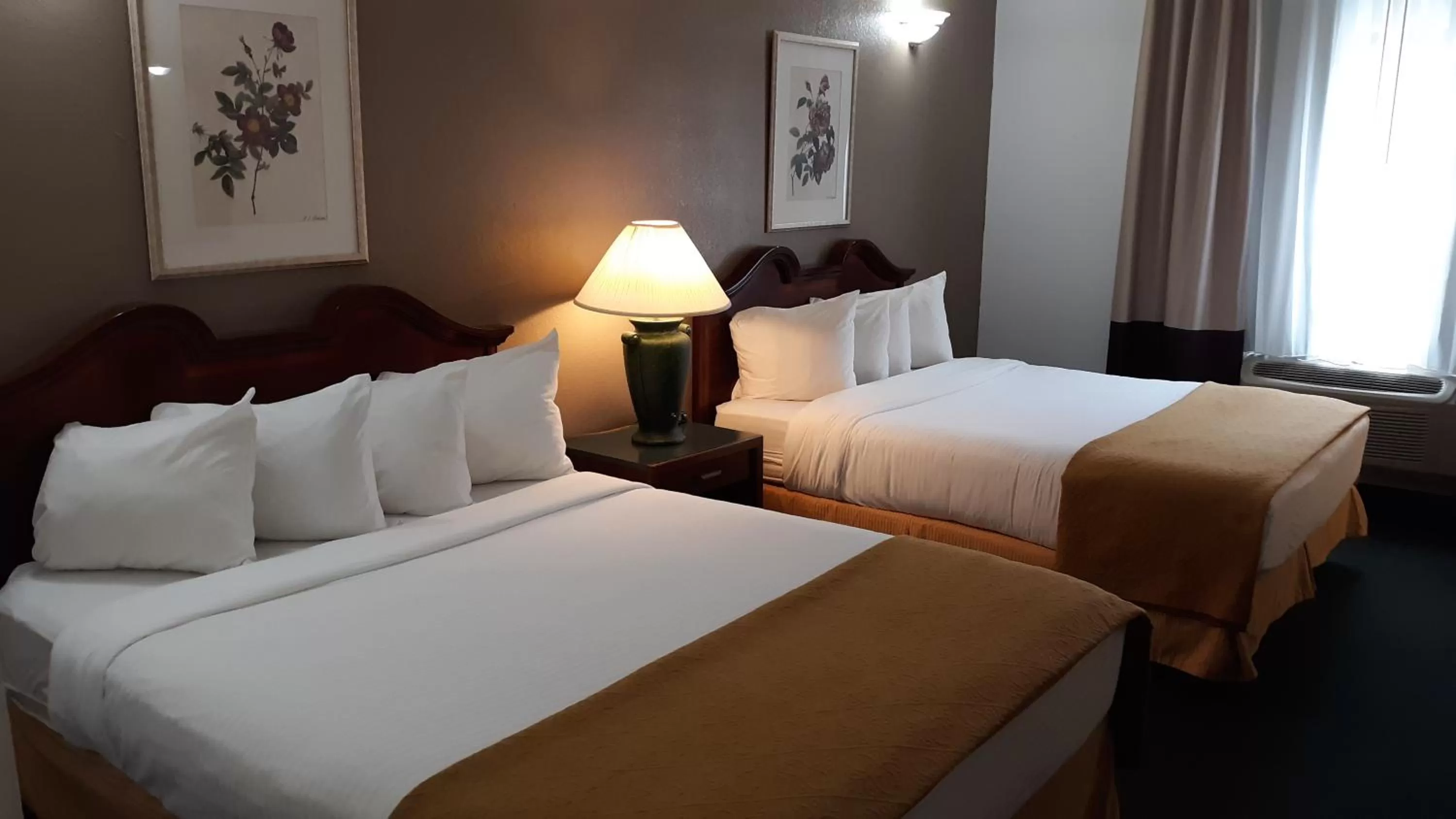 Photo of the whole room, Bed in Pleasant Moose Lodge