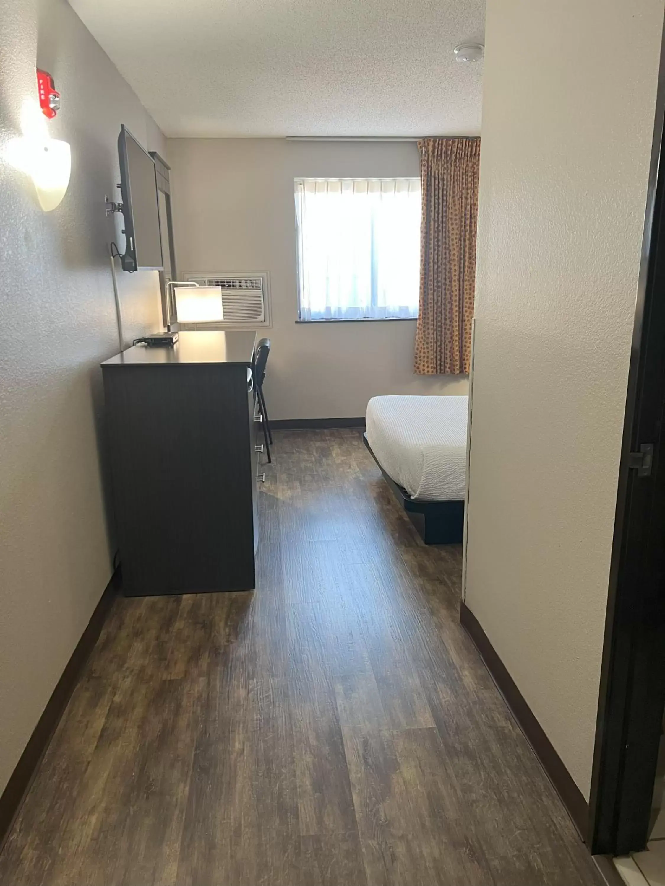 Photo of the whole room, Kitchen/Kitchenette in Days Inn by Wyndham Orange Park/Jacksonville