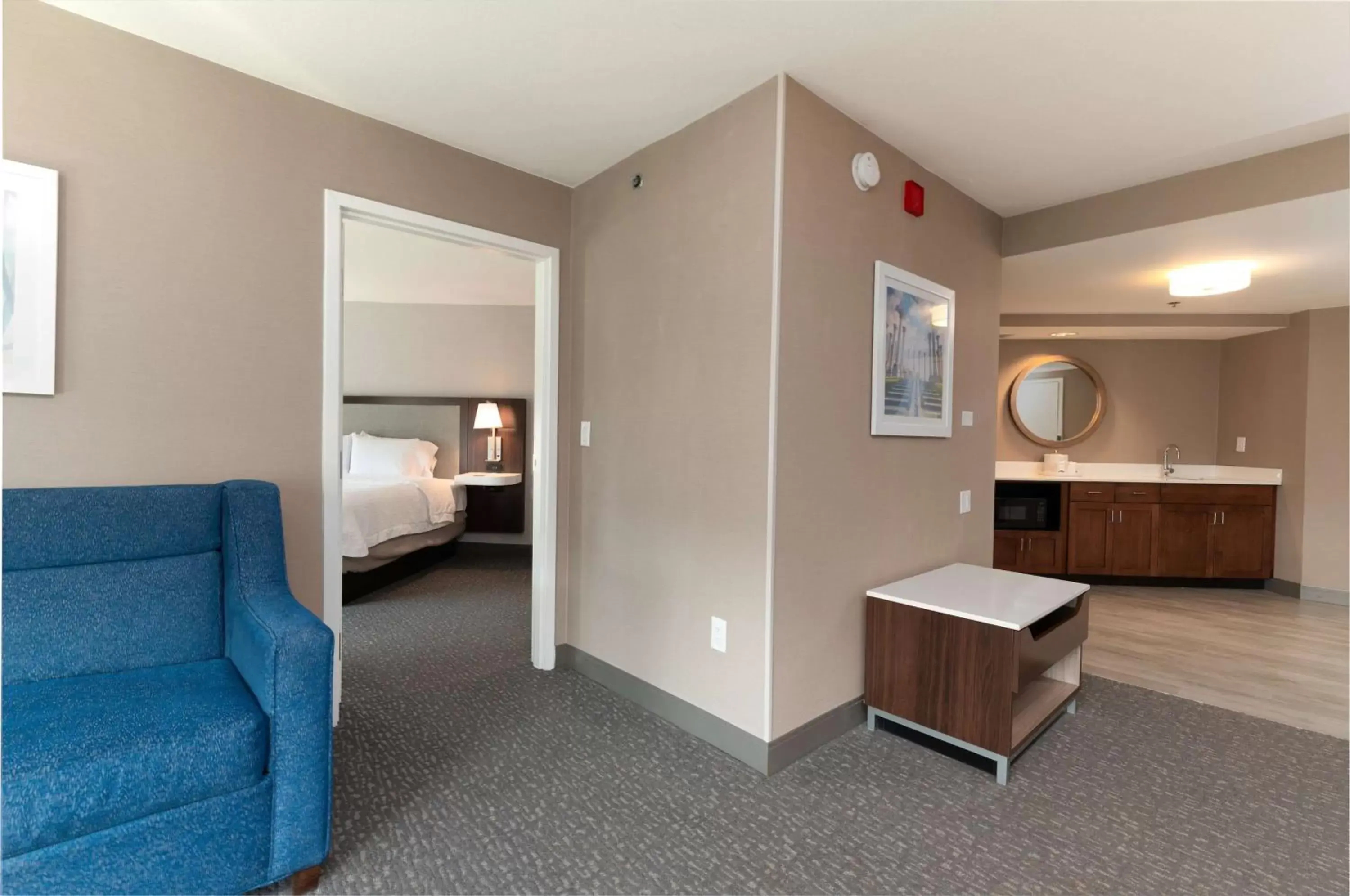 Photo of the whole room in Hampton Inn & Suites Arlington Crystal City DCA
