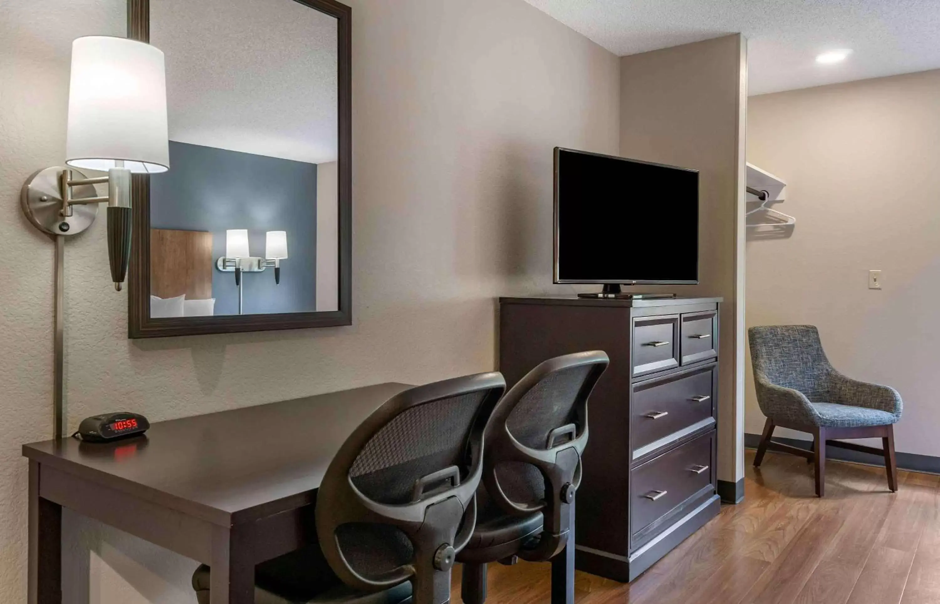 Bedroom, TV/Entertainment Center in Extended Stay America Premier Suites - Union City - Dyer St