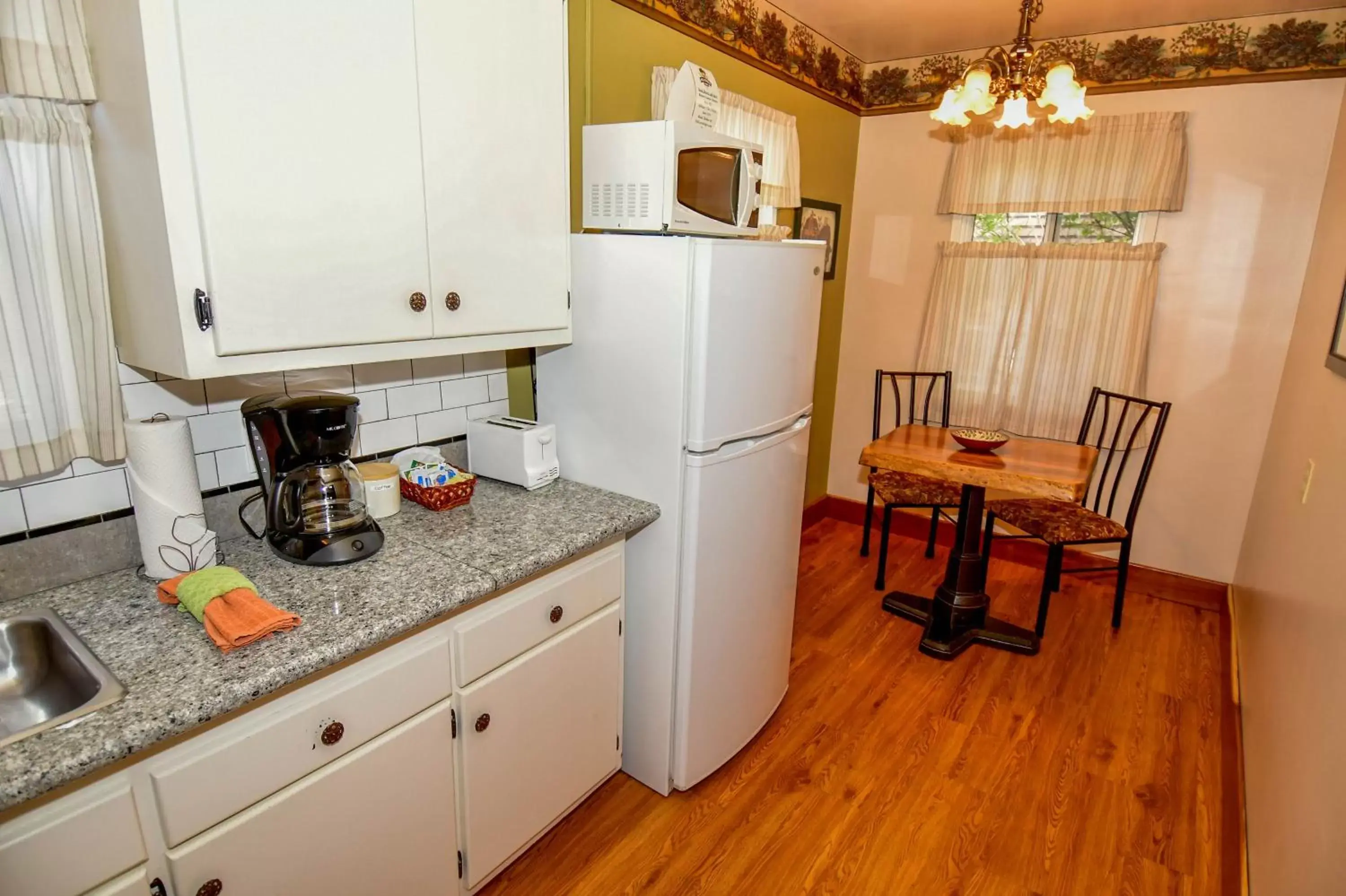 Kitchen or kitchenette, Kitchen/Kitchenette in Hillcrest Suites & Cabins