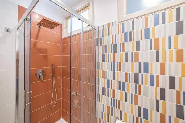 Shower, Bathroom in ToviMar Apartments