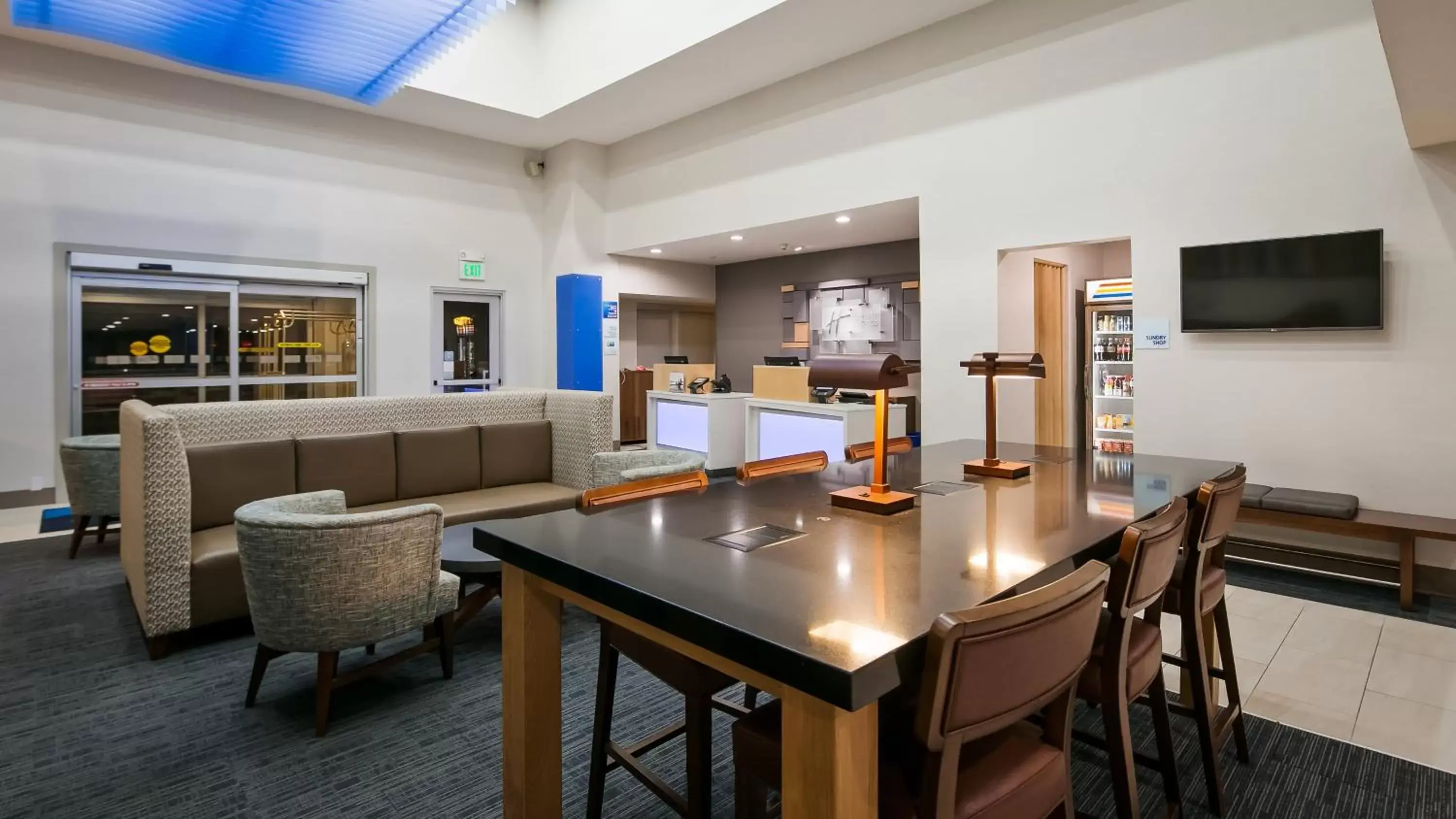 Lobby or reception, Lounge/Bar in Holiday Inn Express Hotel & Suites Everett, an IHG Hotel