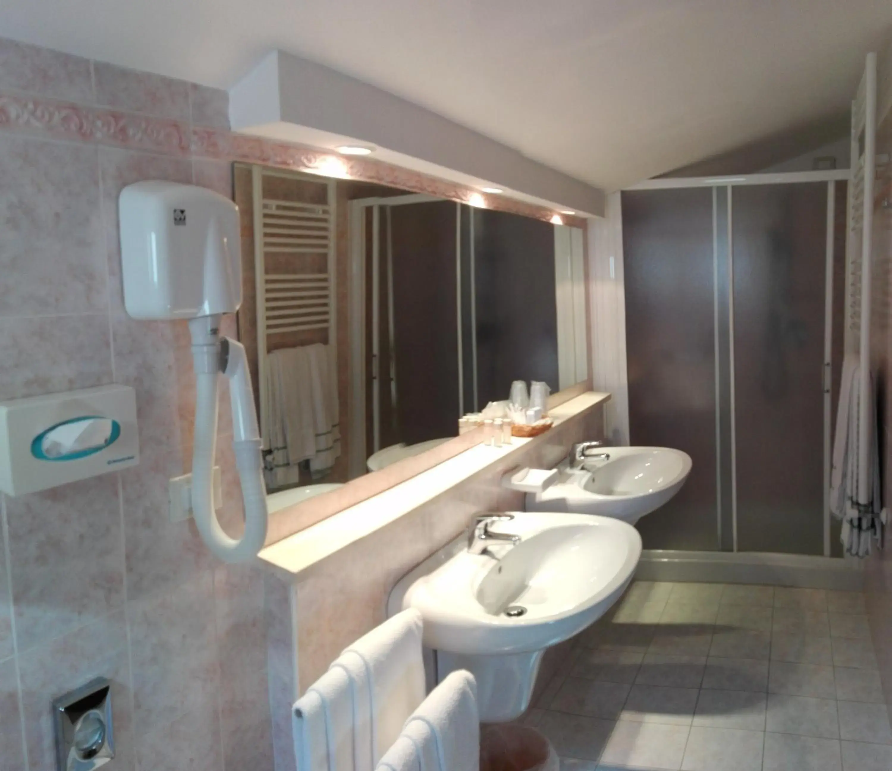 Bathroom, Coffee/Tea Facilities in Hotel Umbra