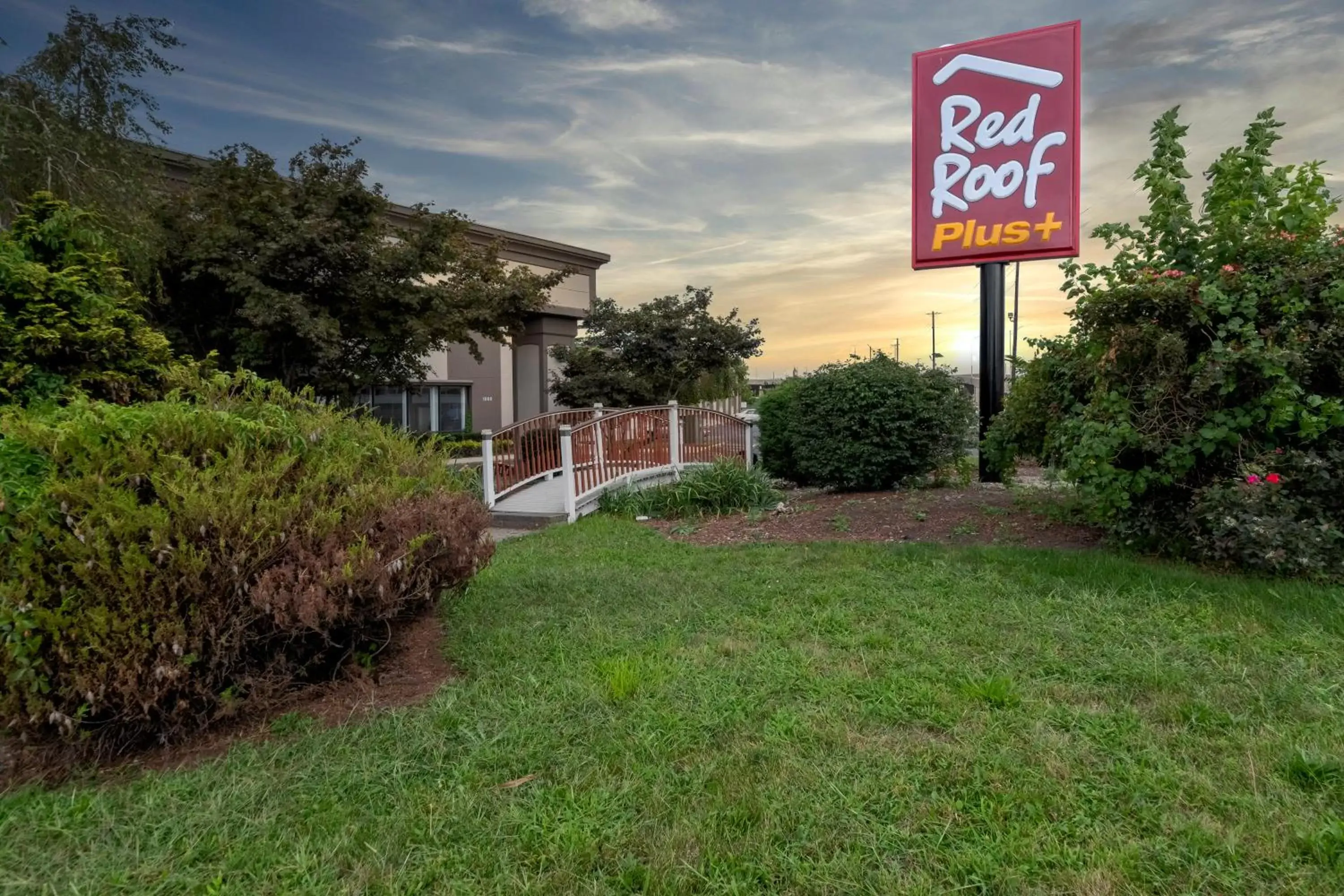 Property building in Red Roof PLUS Newark Liberty Airport - Carteret Property building in Red Roof PLUS Newark Liberty Airport - Carteret
