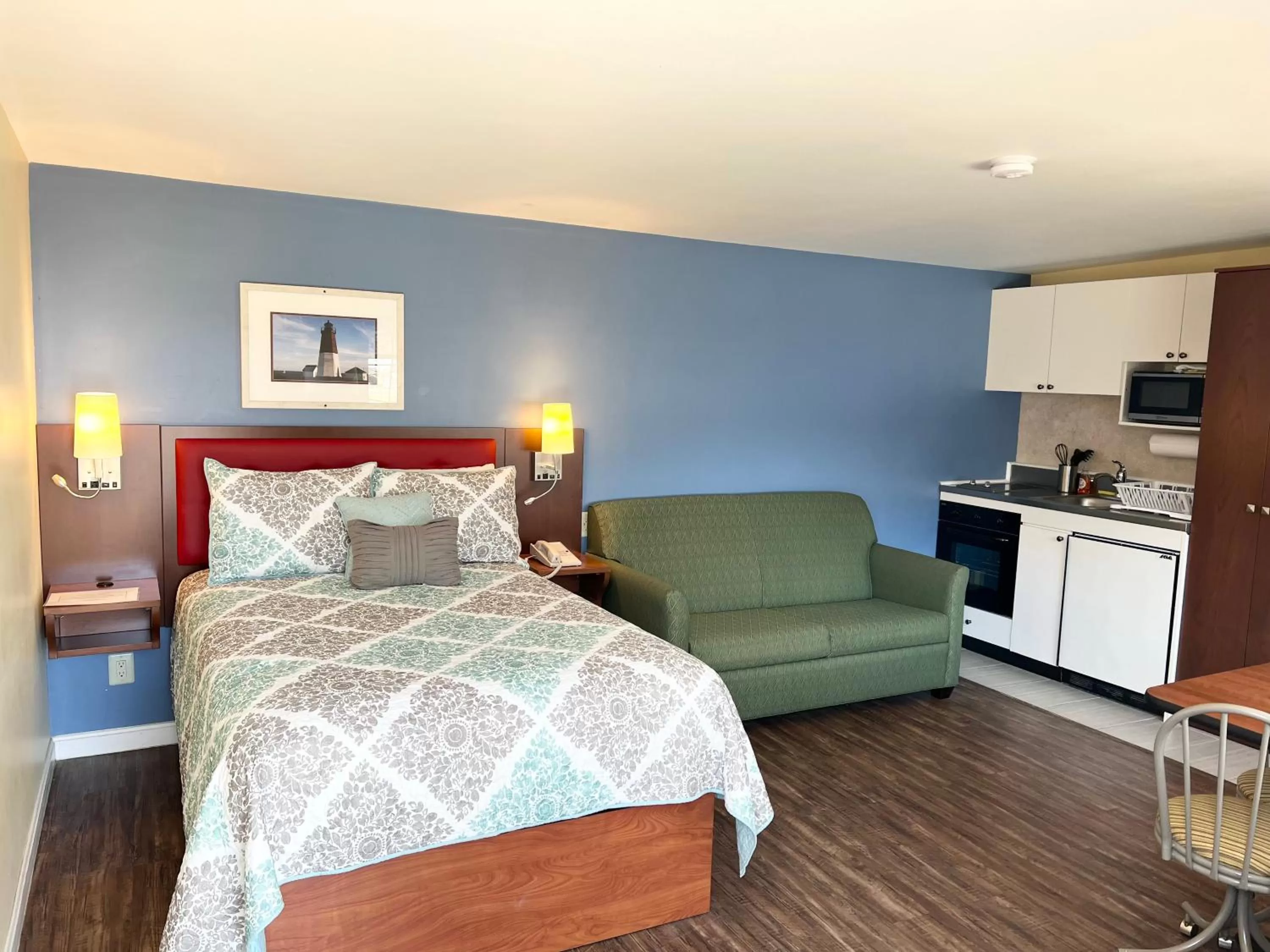 Kitchen or kitchenette, Bed in Scarborough Beach Motel