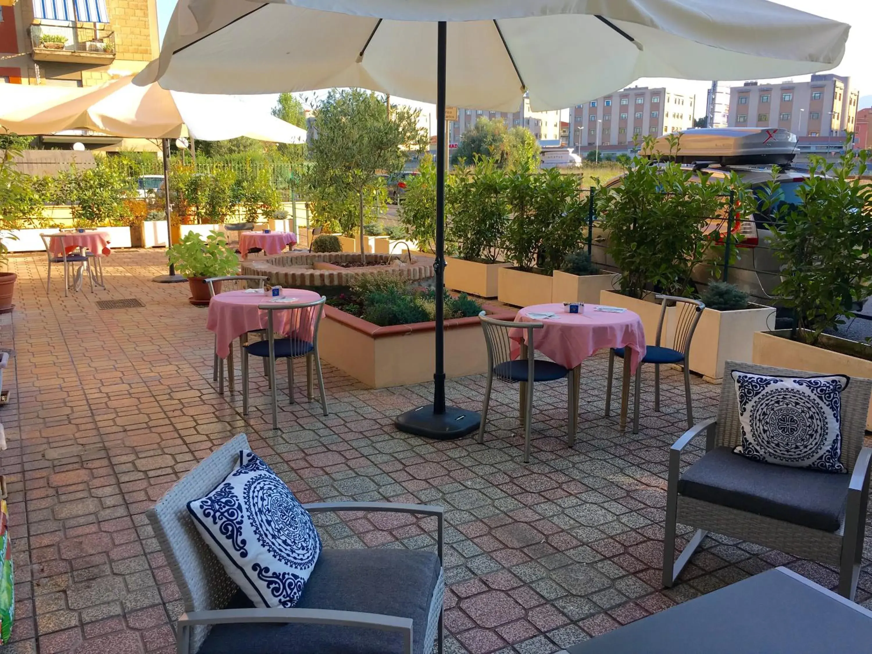 Patio, Restaurant/Places to Eat in Hotel Serena