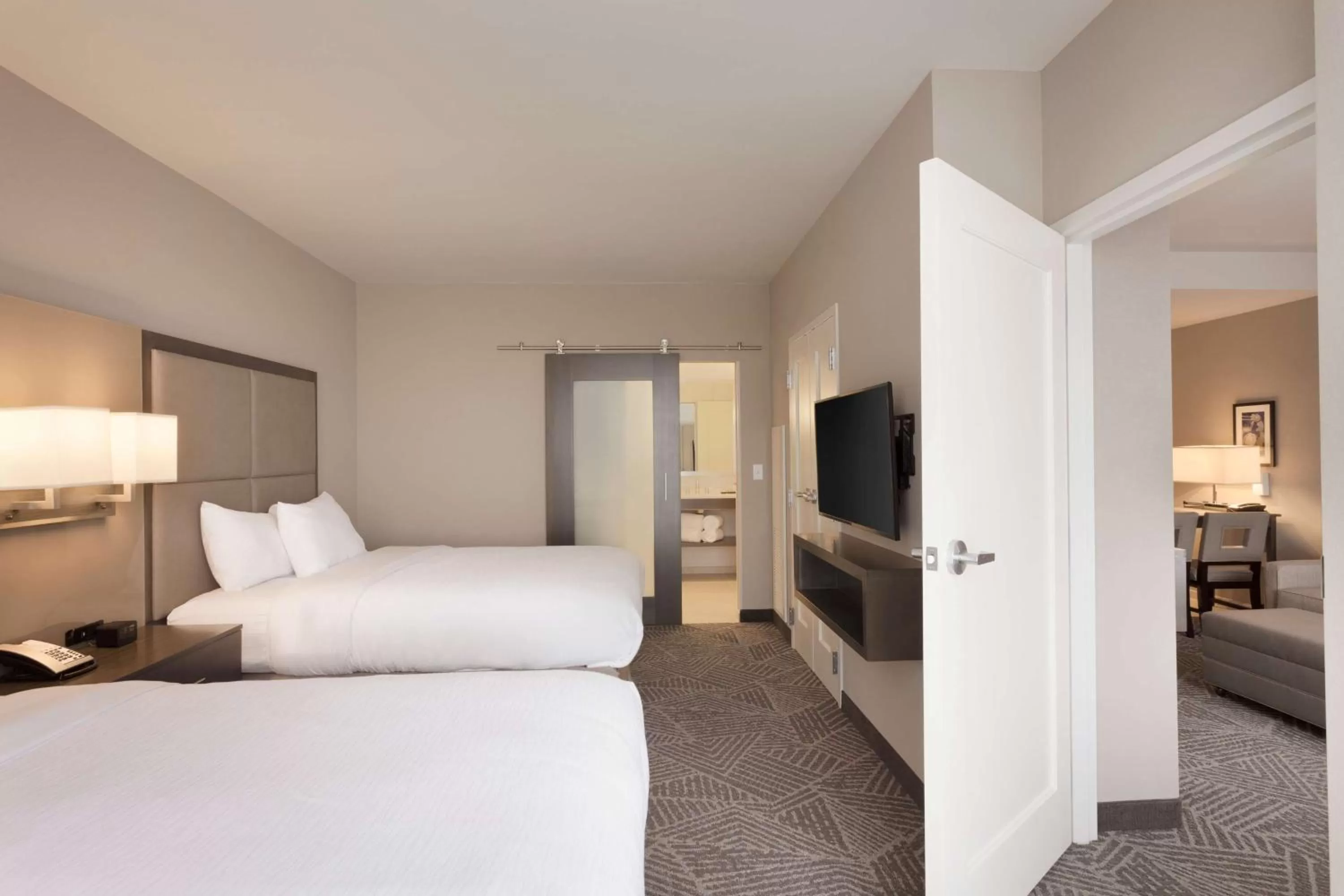 Bed in Embassy Suites by Hilton Kansas City Olathe