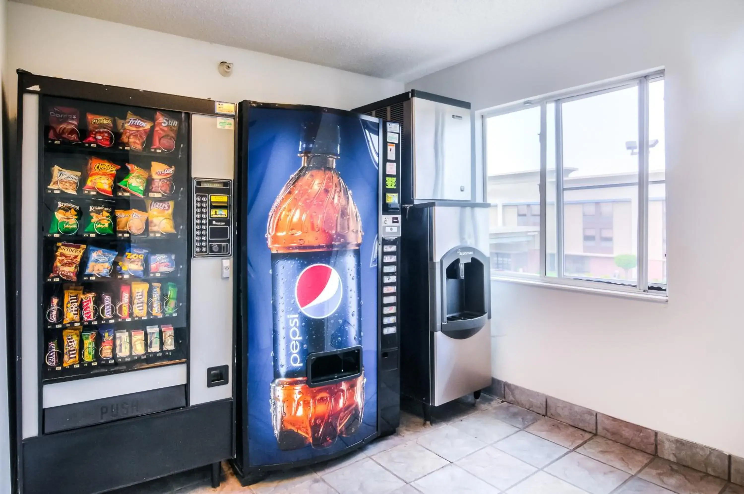 Food and drinks, Supermarket/Shops in Motel 6 Joliet, IL - Chicago - I-55