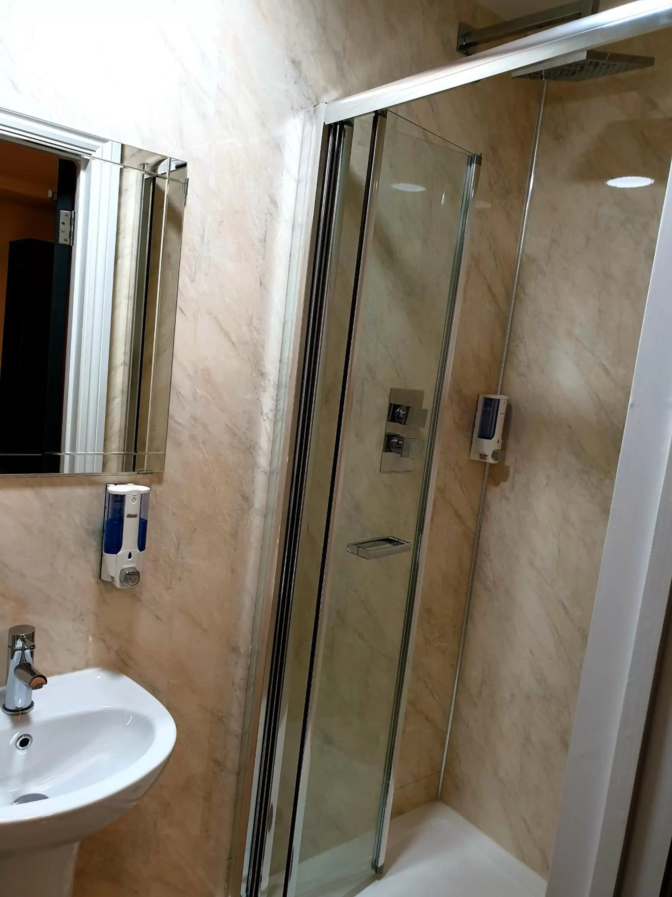 Shower, Bathroom in Wanstead Hotel