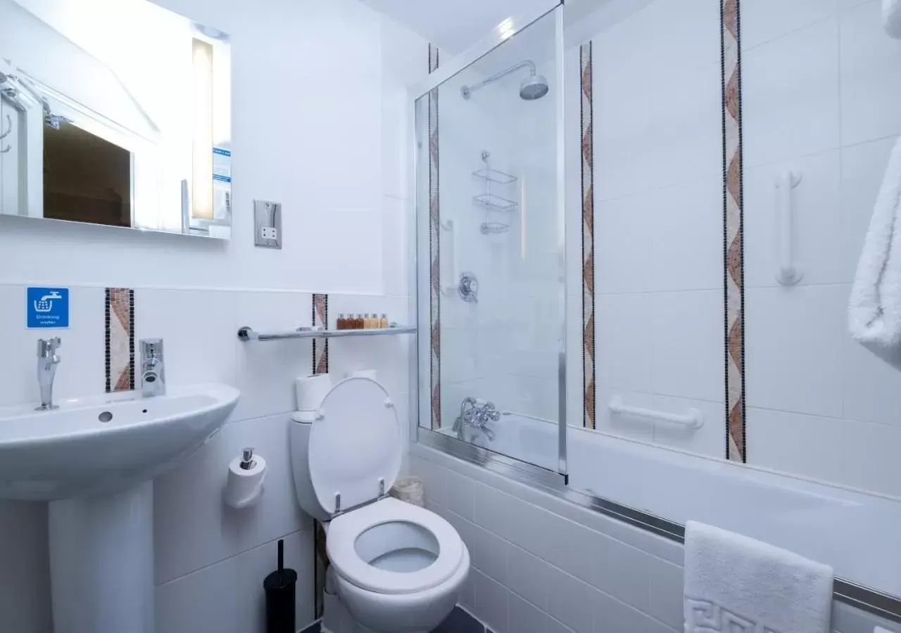 Bathroom in Roxford Lodge Hotel