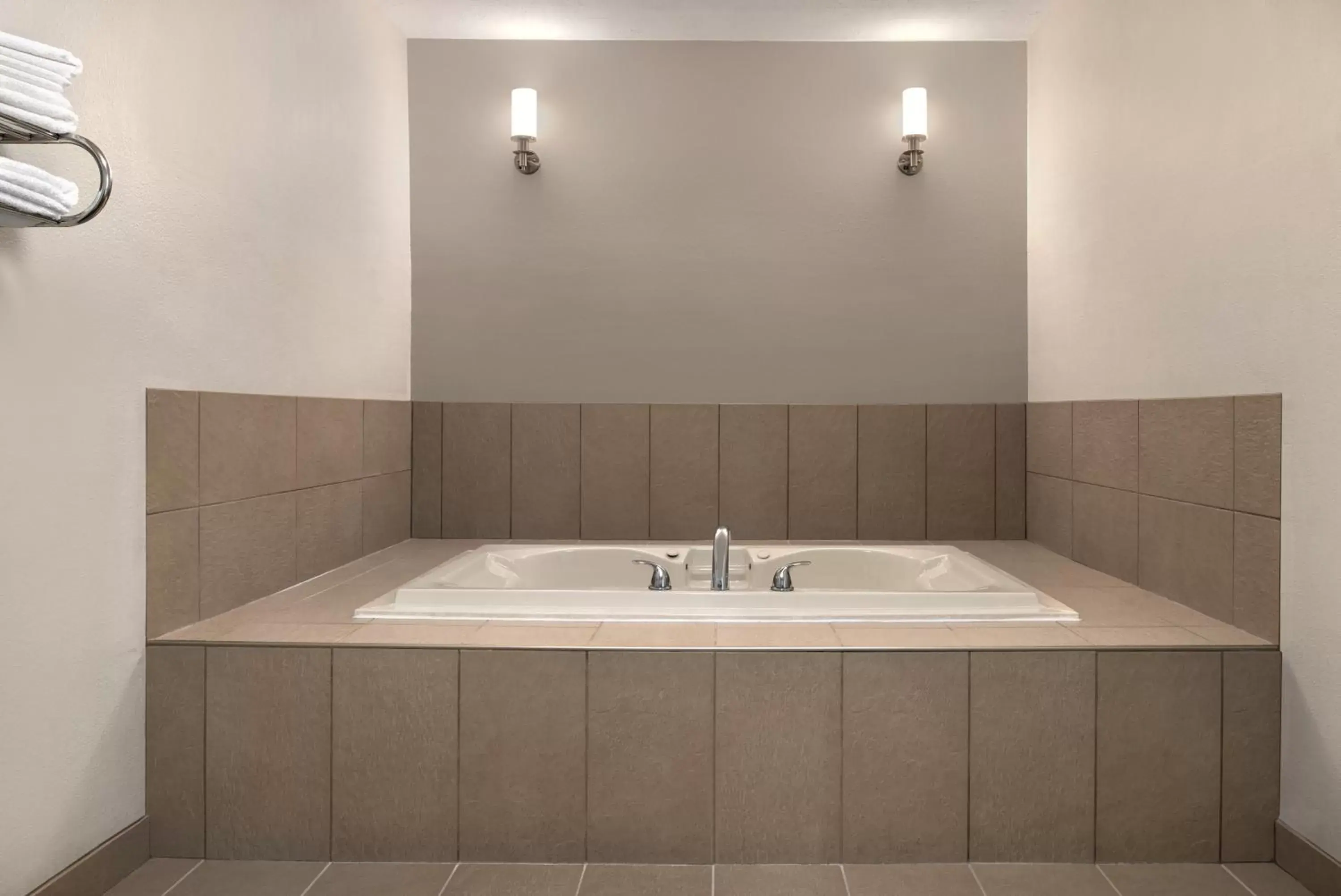 Hot Tub, Bathroom in Country Inn & Suites by Radisson, Brookings