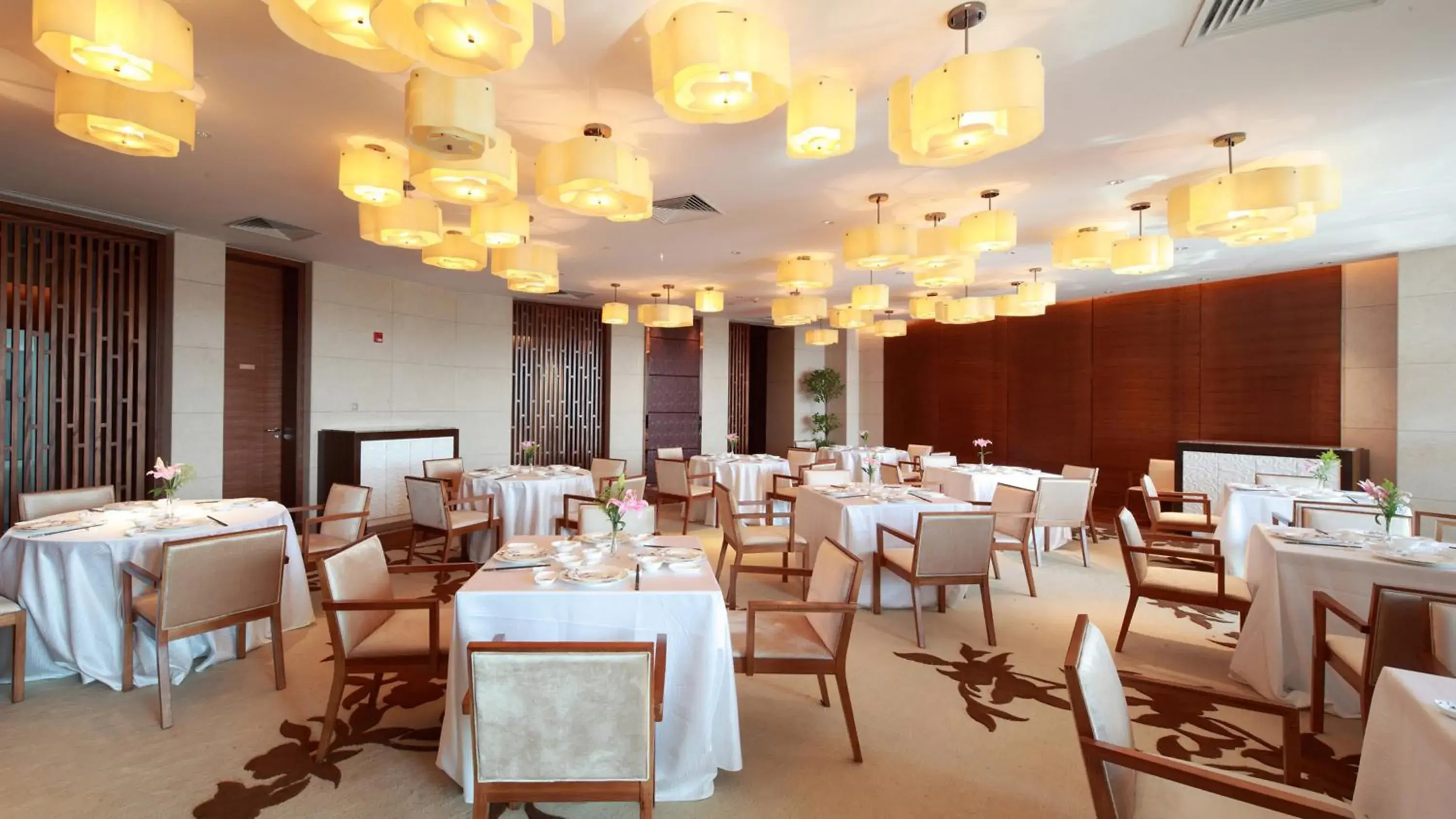 Lounge or bar, Restaurant/Places to Eat in Holiday Inn Nantong Oasis International, an IHG Hotel