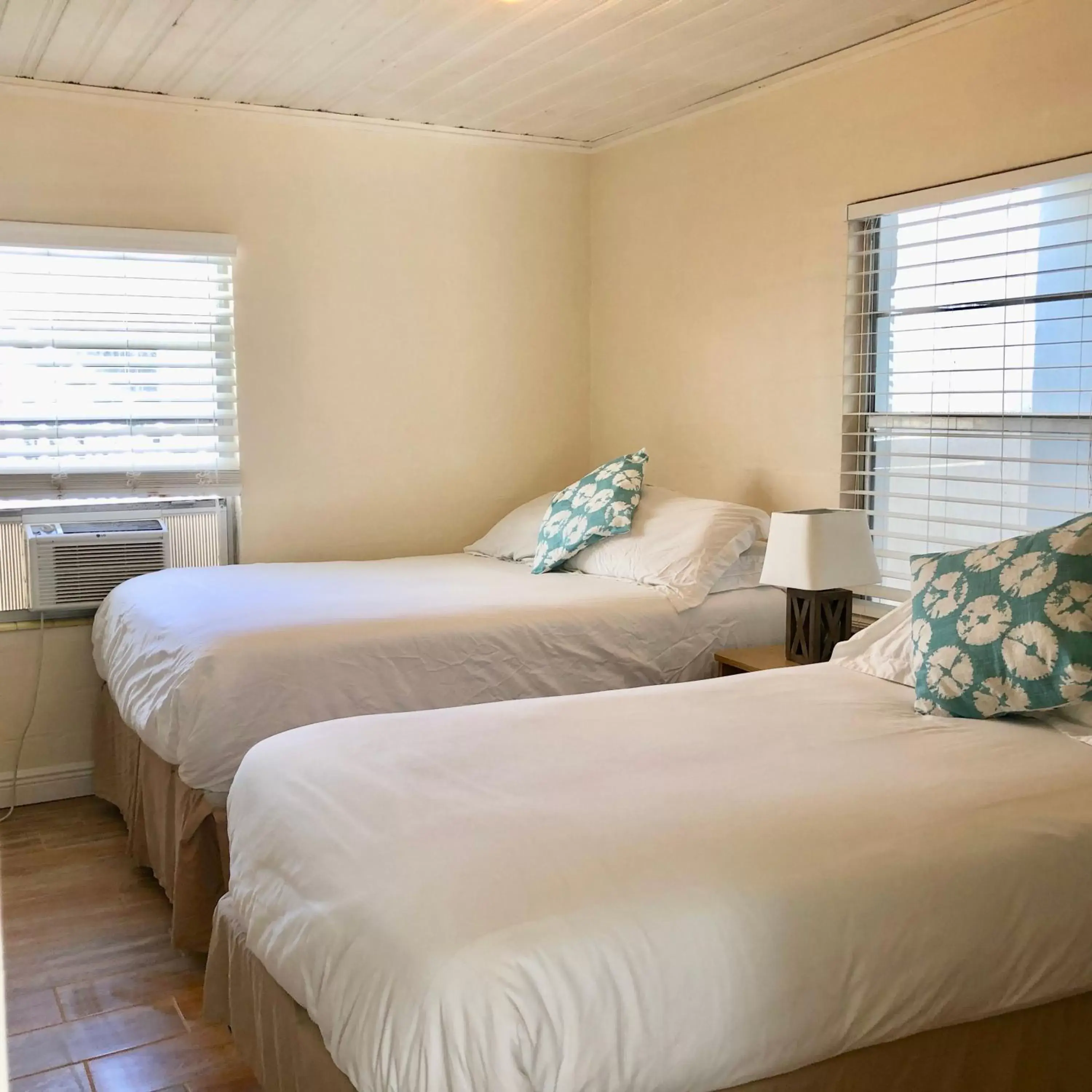 Bedroom, Bed in Molloy Gulf Motel & Cottages
