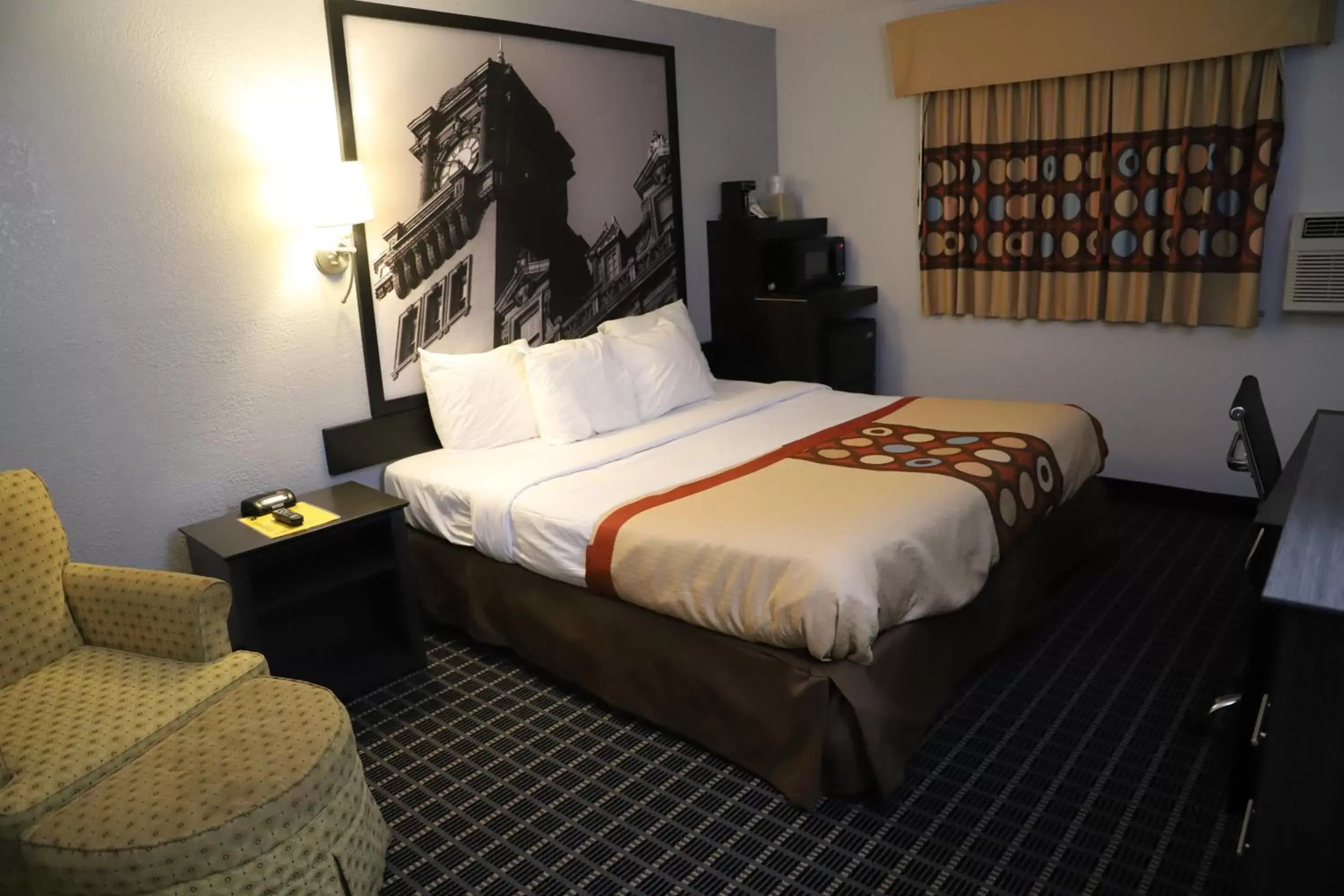 Photo of the whole room, Bed in Super 8 by Wyndham Richmond Airport VA