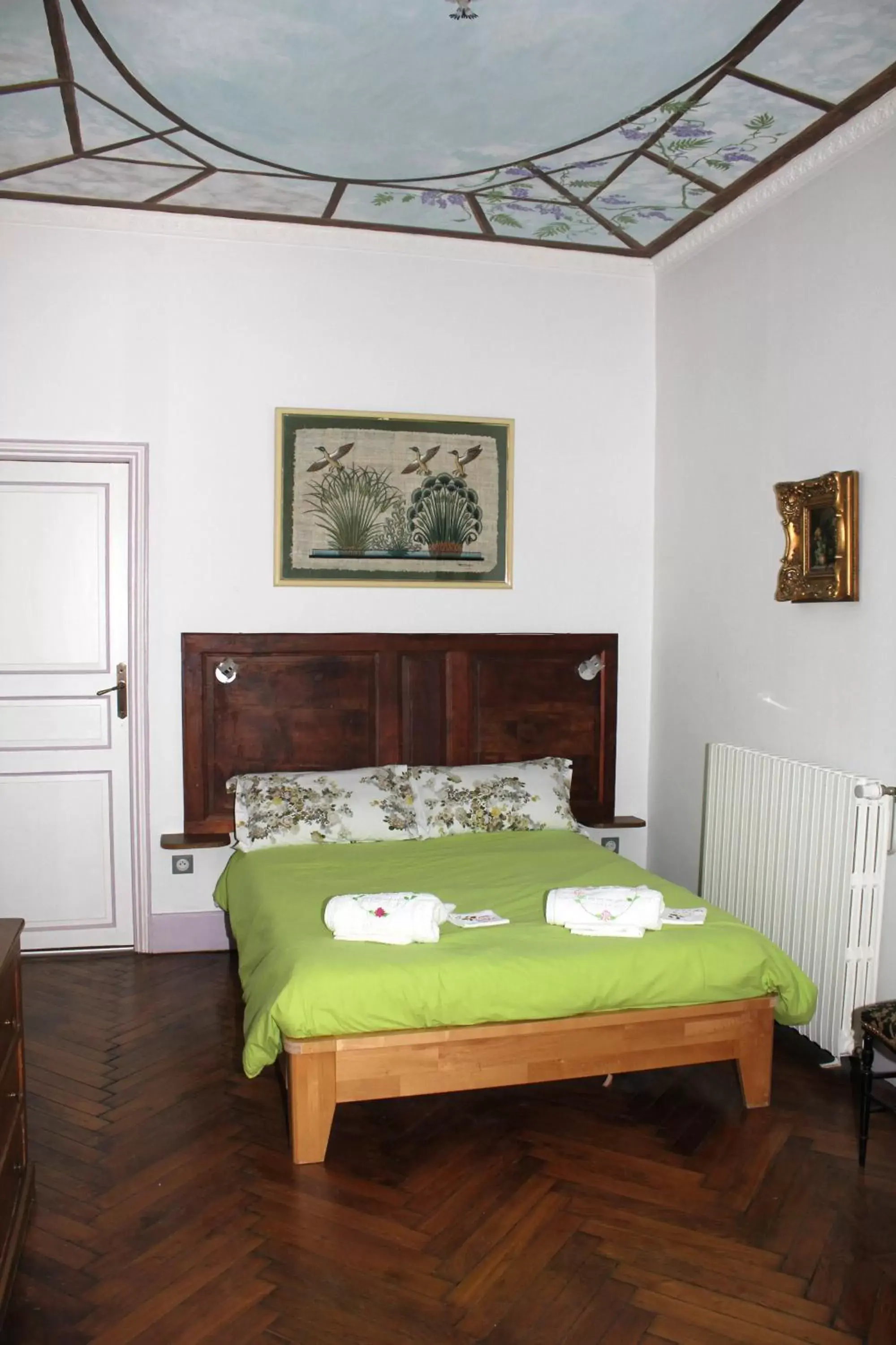 Photo of the whole room, Bed in L'Enclos des Jacobins