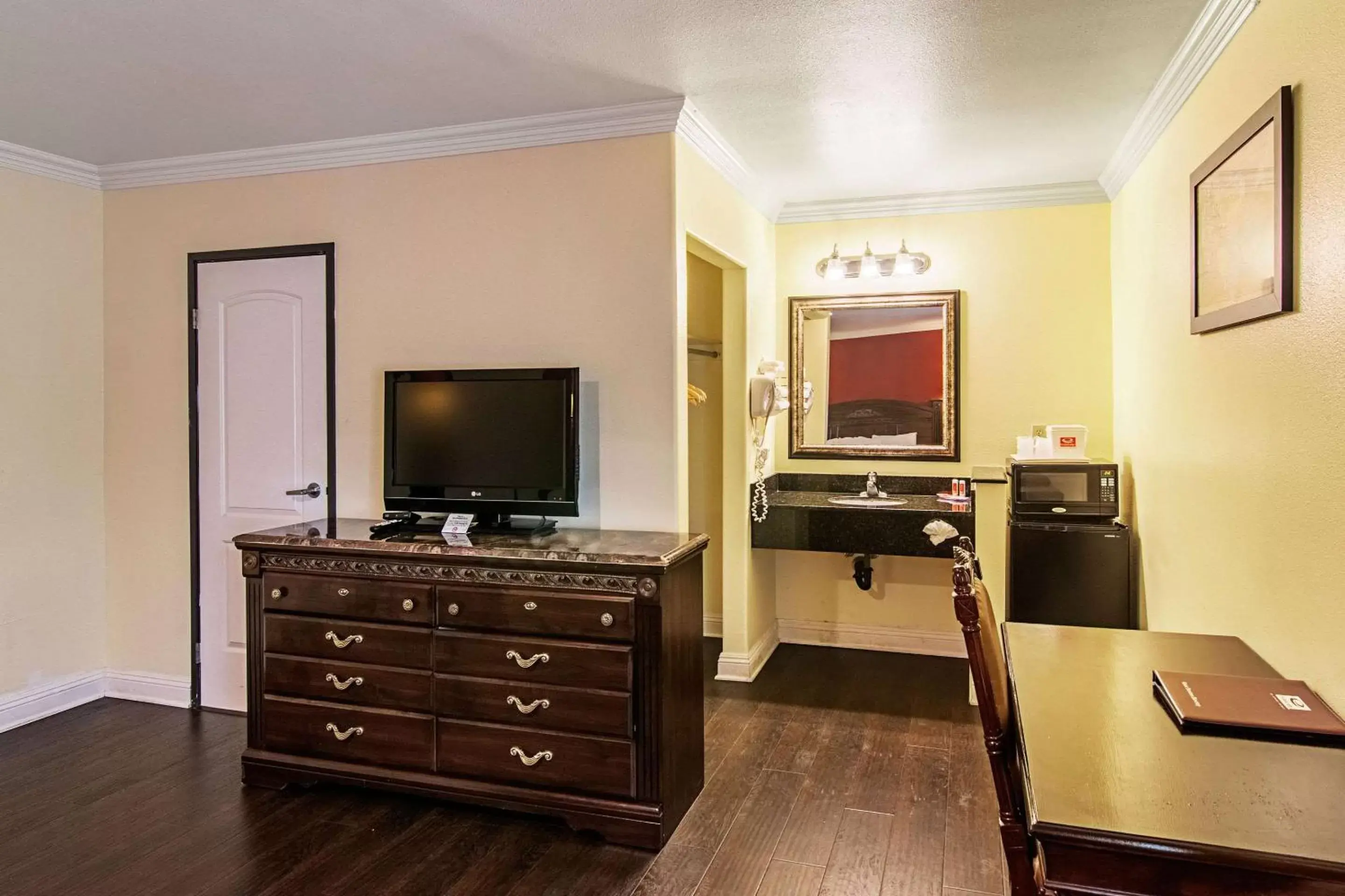 Photo of the whole room, TV/Entertainment Center in Econo Lodge Long Beach I-405