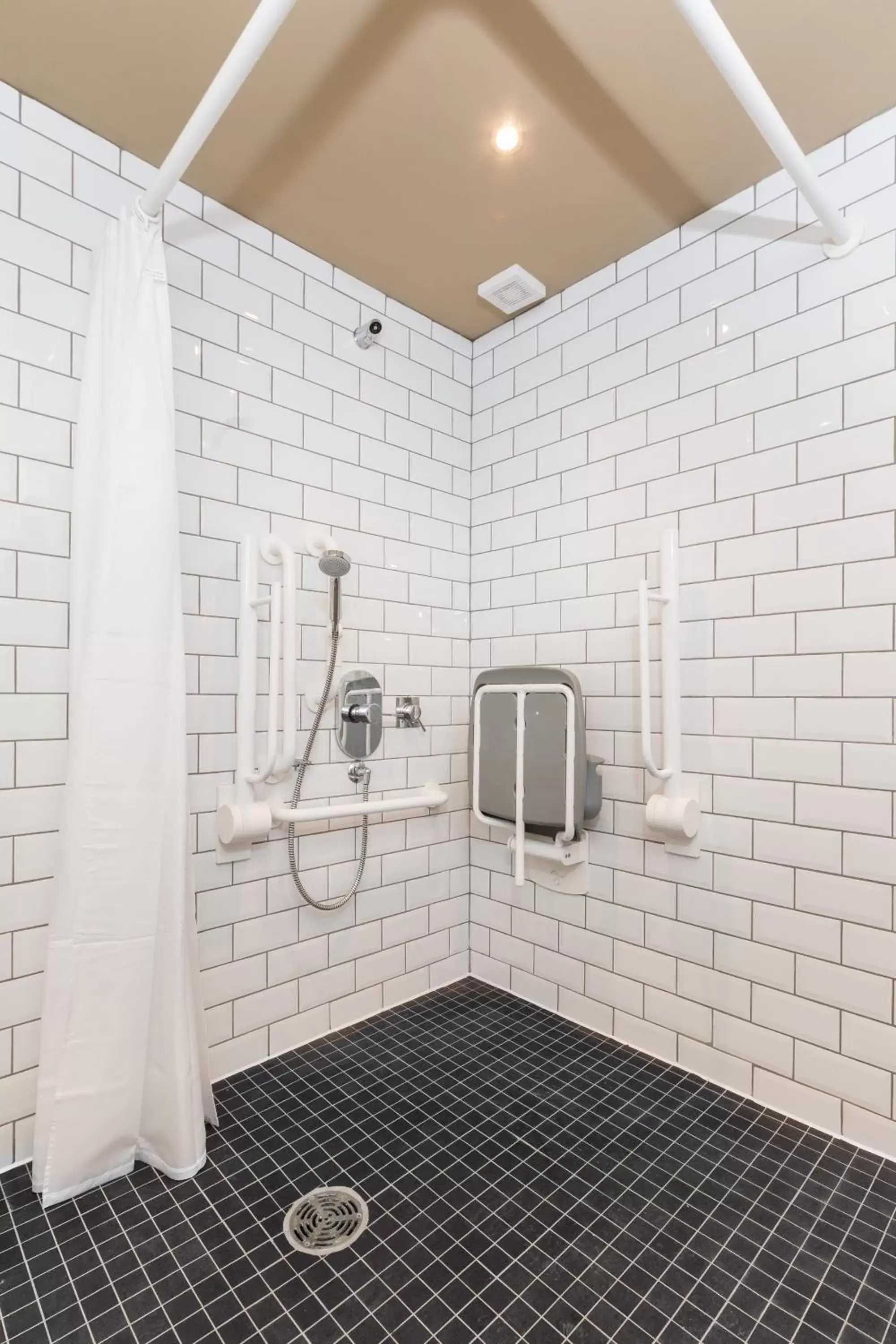 Shower, Bathroom in The Bull Hotel