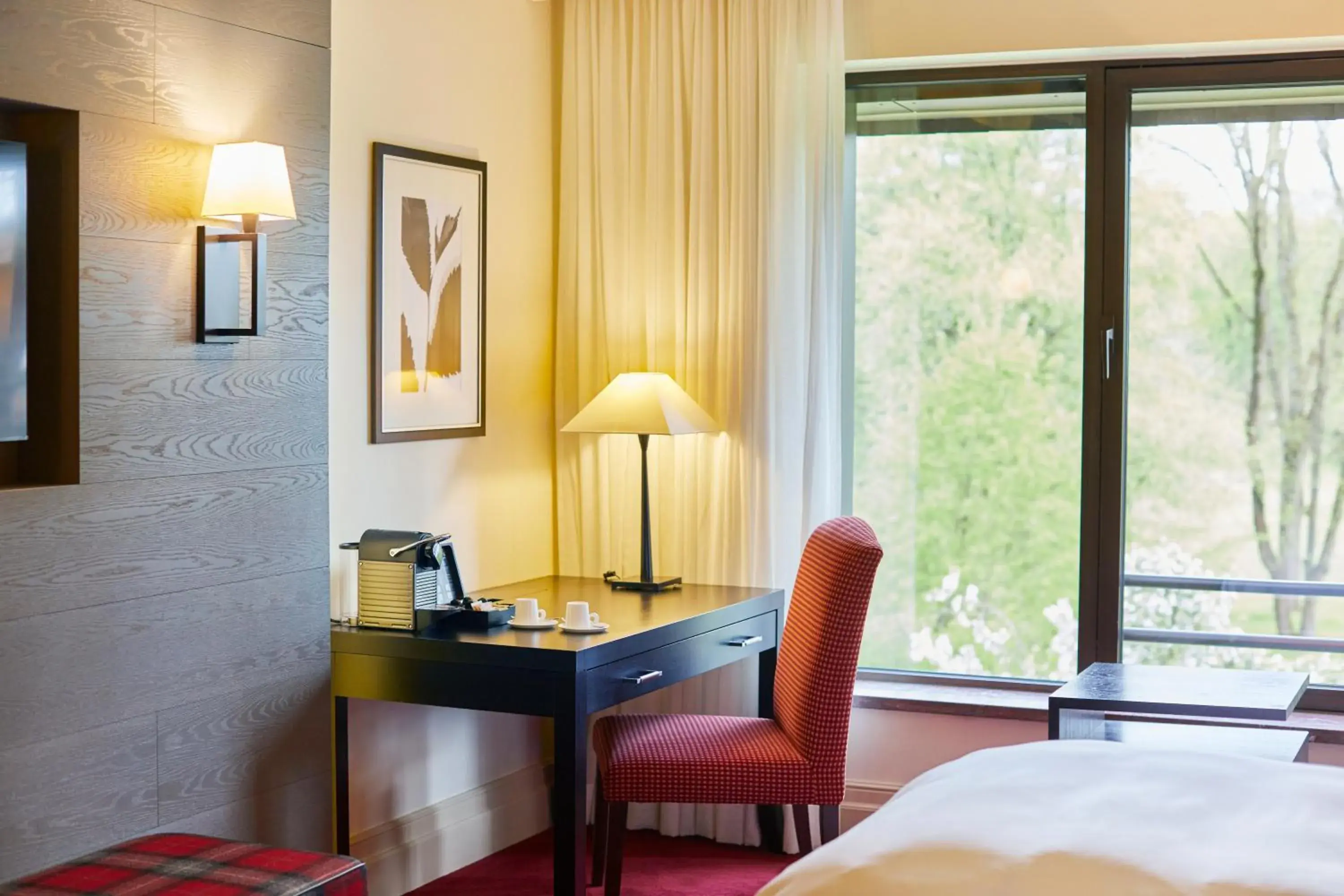Bedroom, Seating Area in Kempinski Hotel Frankfurt Gravenbruch