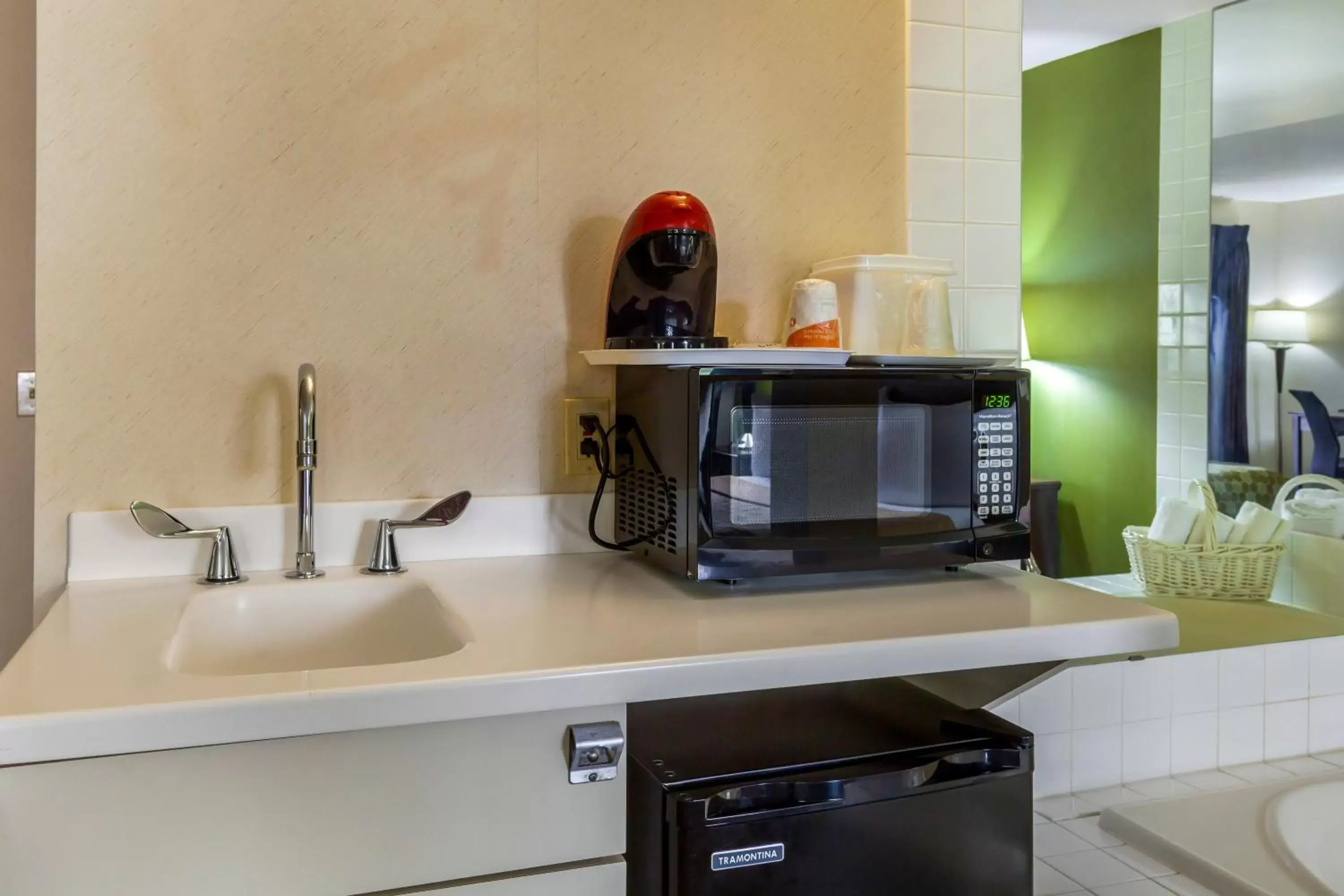 Kitchen/Kitchenette in Econo Lodge Inn & Suites