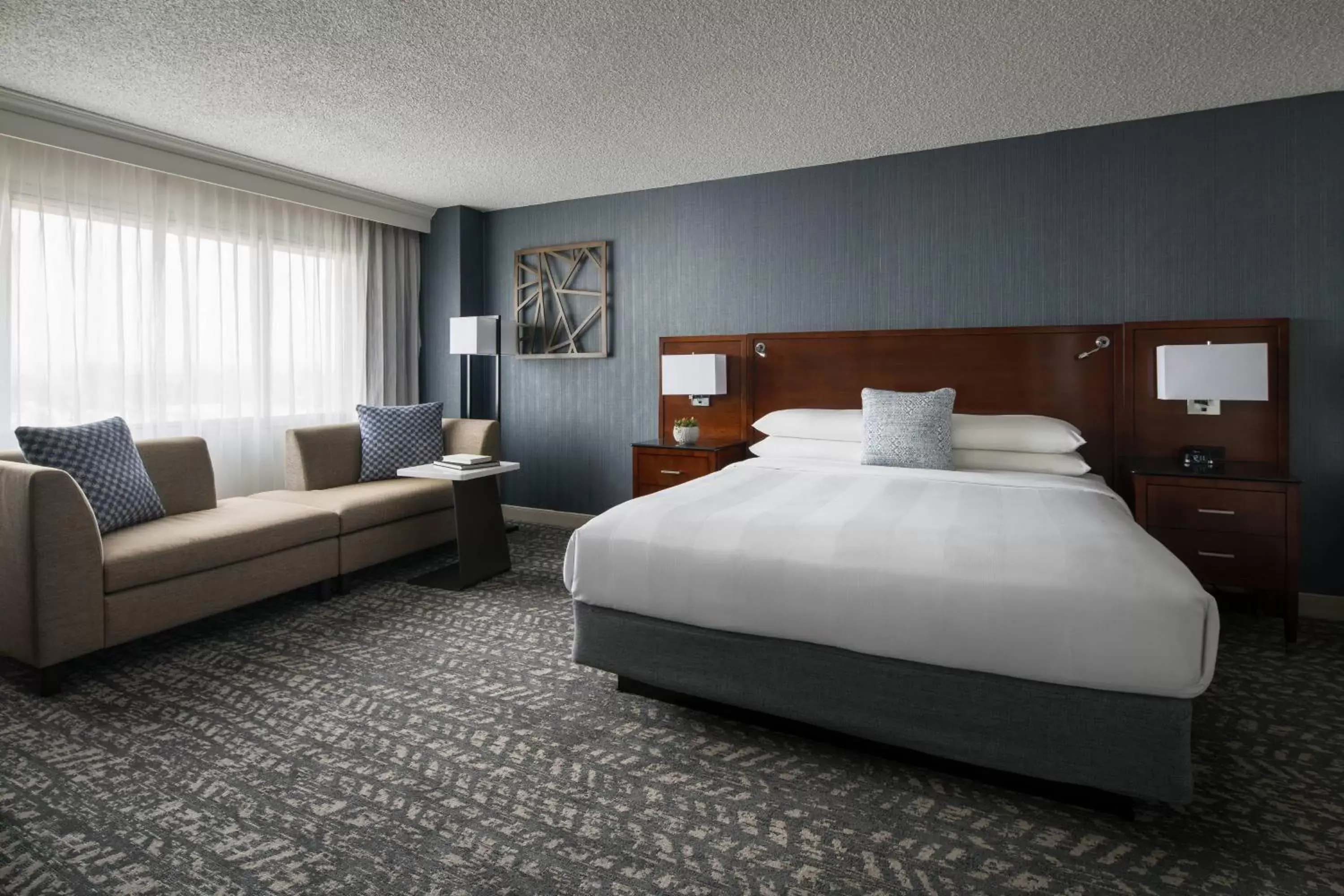 Bedroom, Bed in Bakersfield Marriott at the Convention Center