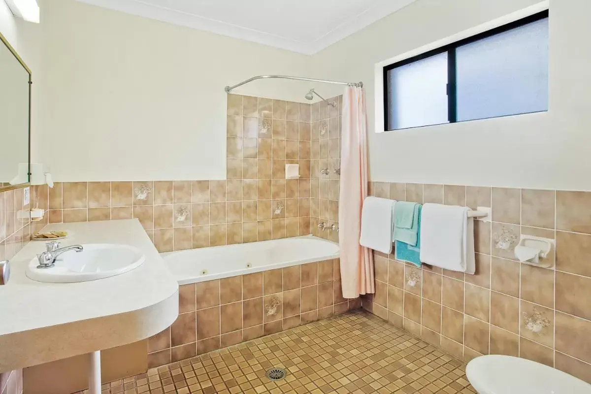 Bathroom in Bega Village Motor Inn