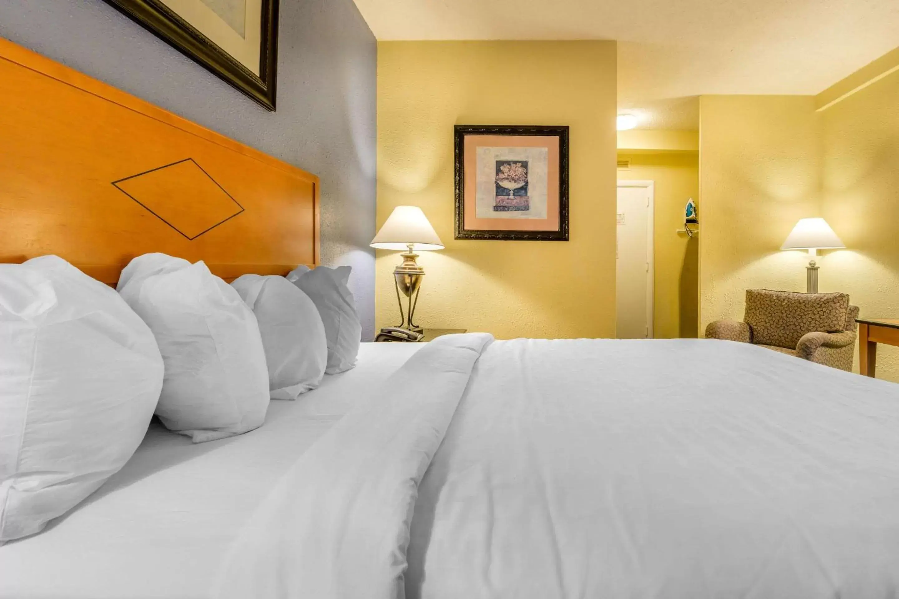 Photo of the whole room, Bed in Days Inn & Suites by Wyndham Lebanon PA