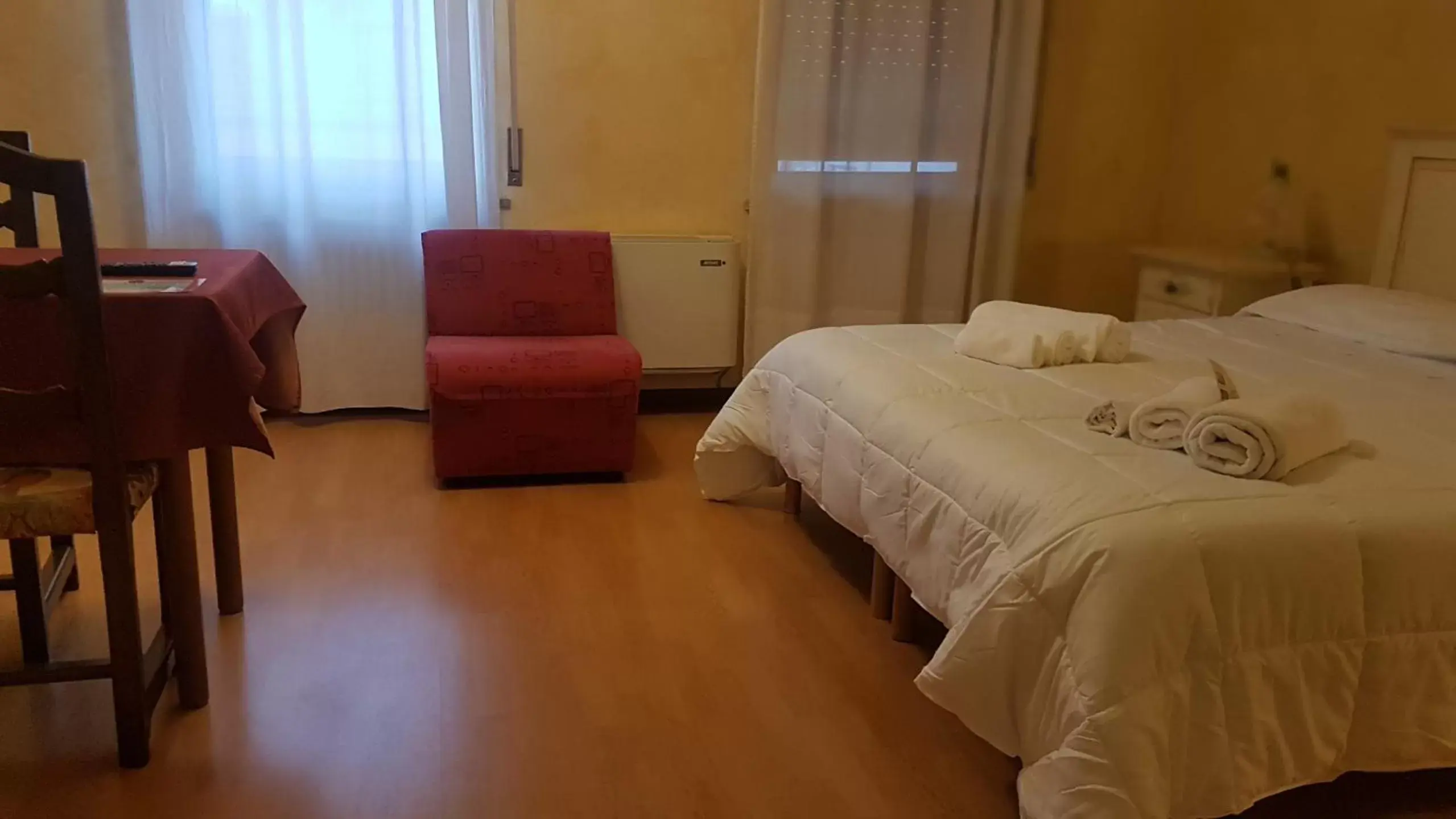 Photo of the whole room, Bed in Hotel Siros