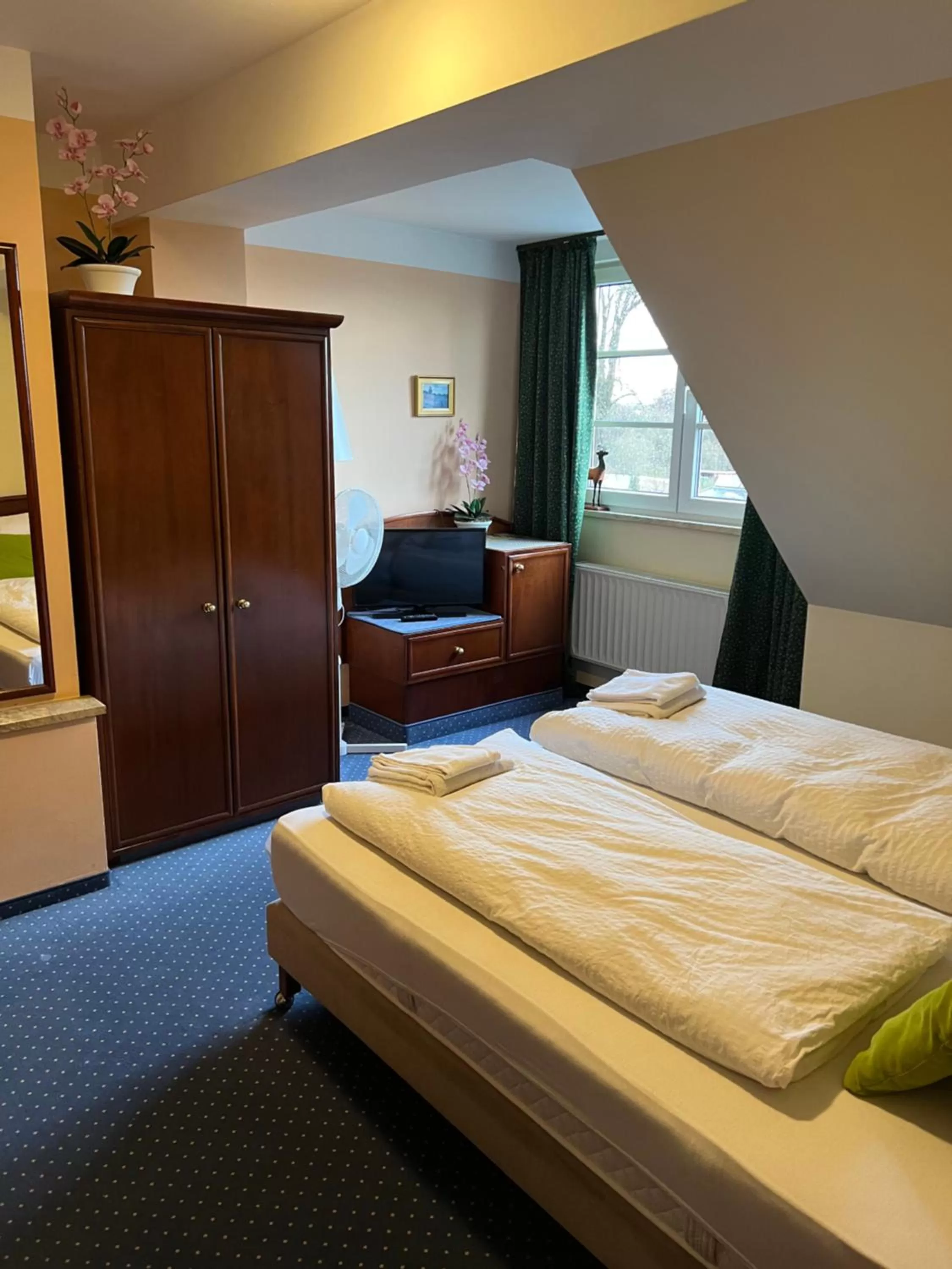 Photo of the whole room, Bed in Hotel am Schloss - Frankfurt an der Oder