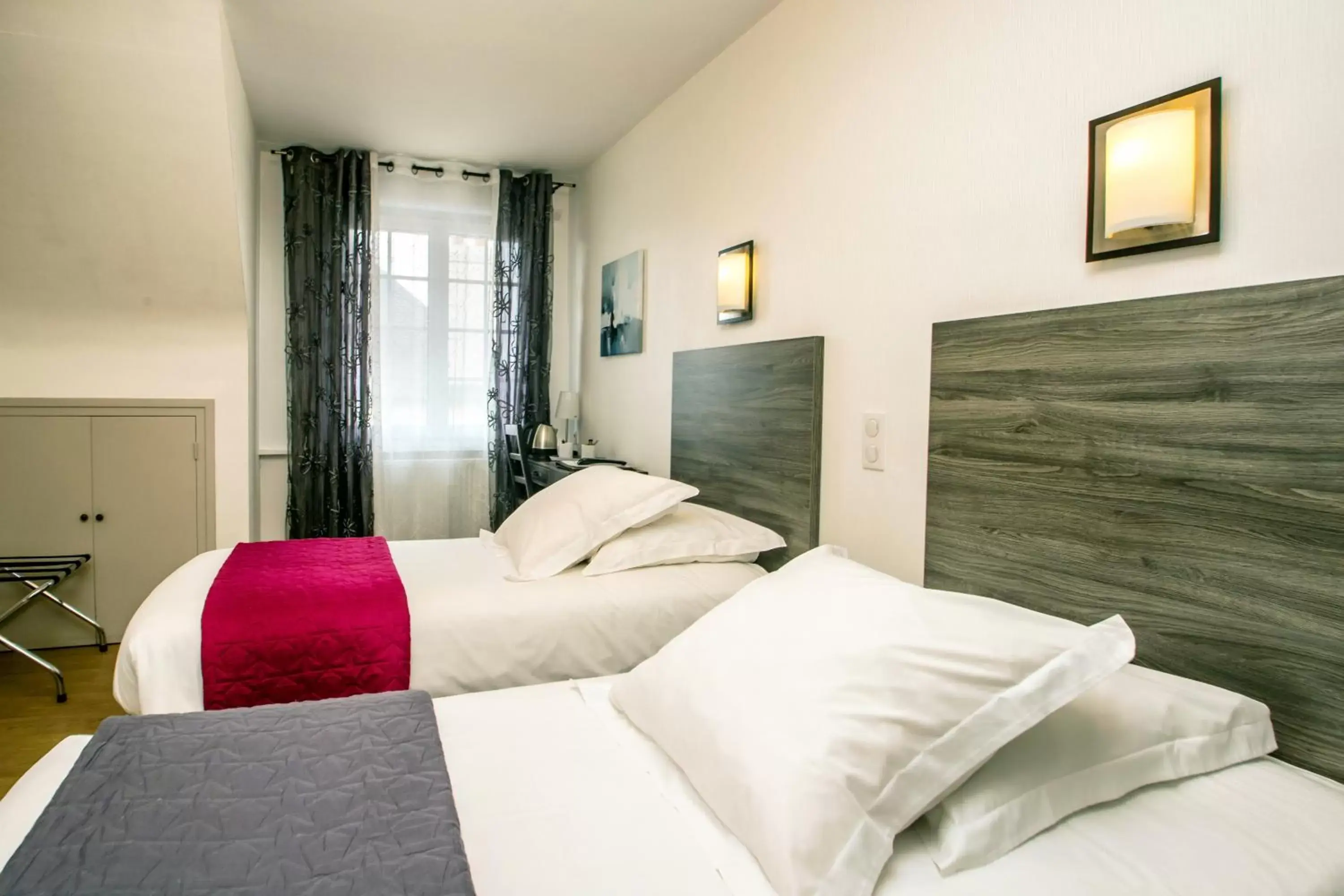 Bedroom, Bed in The Originals Boutique, Hôtel La Baie de Morlaix (Inter-Hotel)