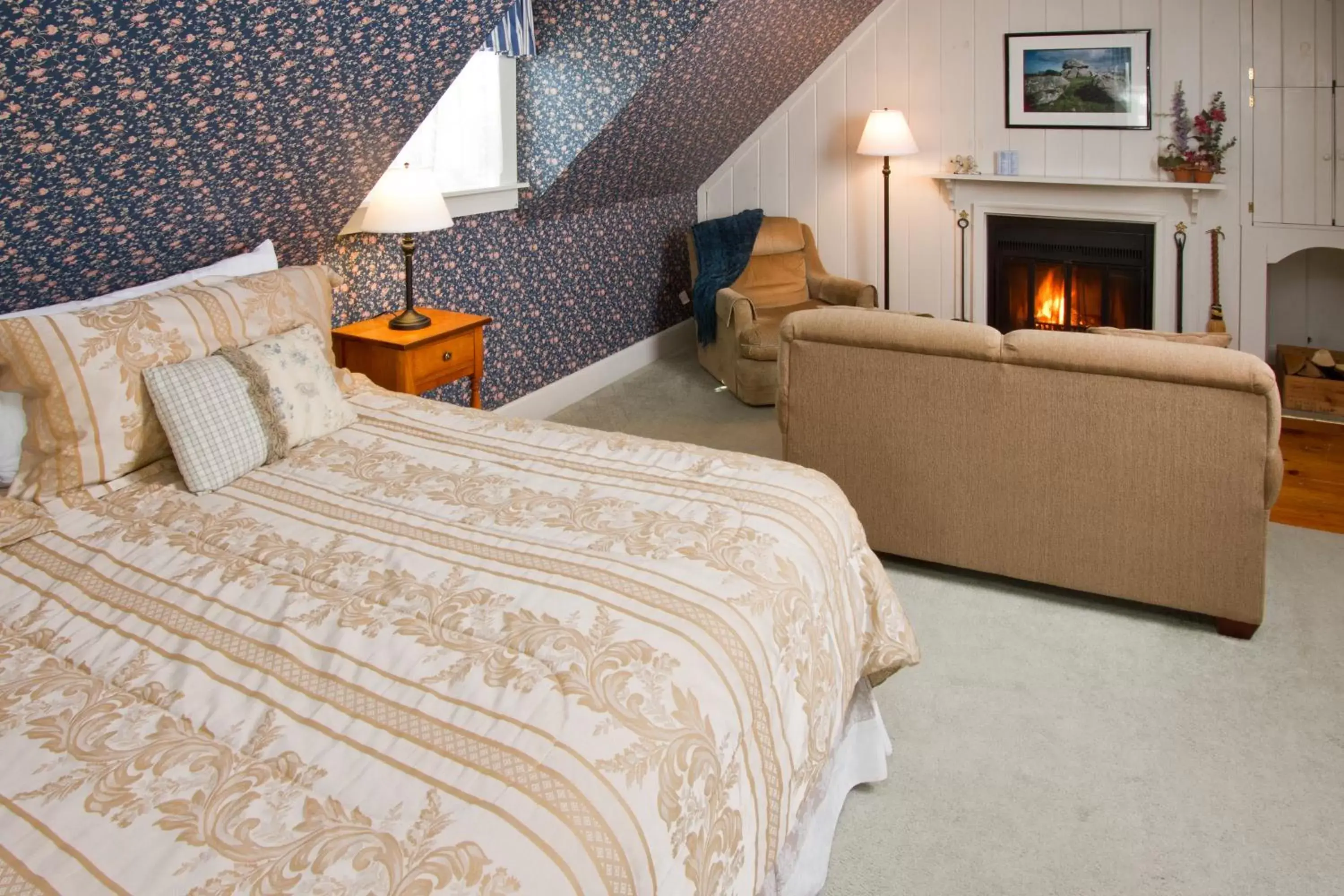 Bedroom, Bed in Deerfield Valley Inn - Mt Snow