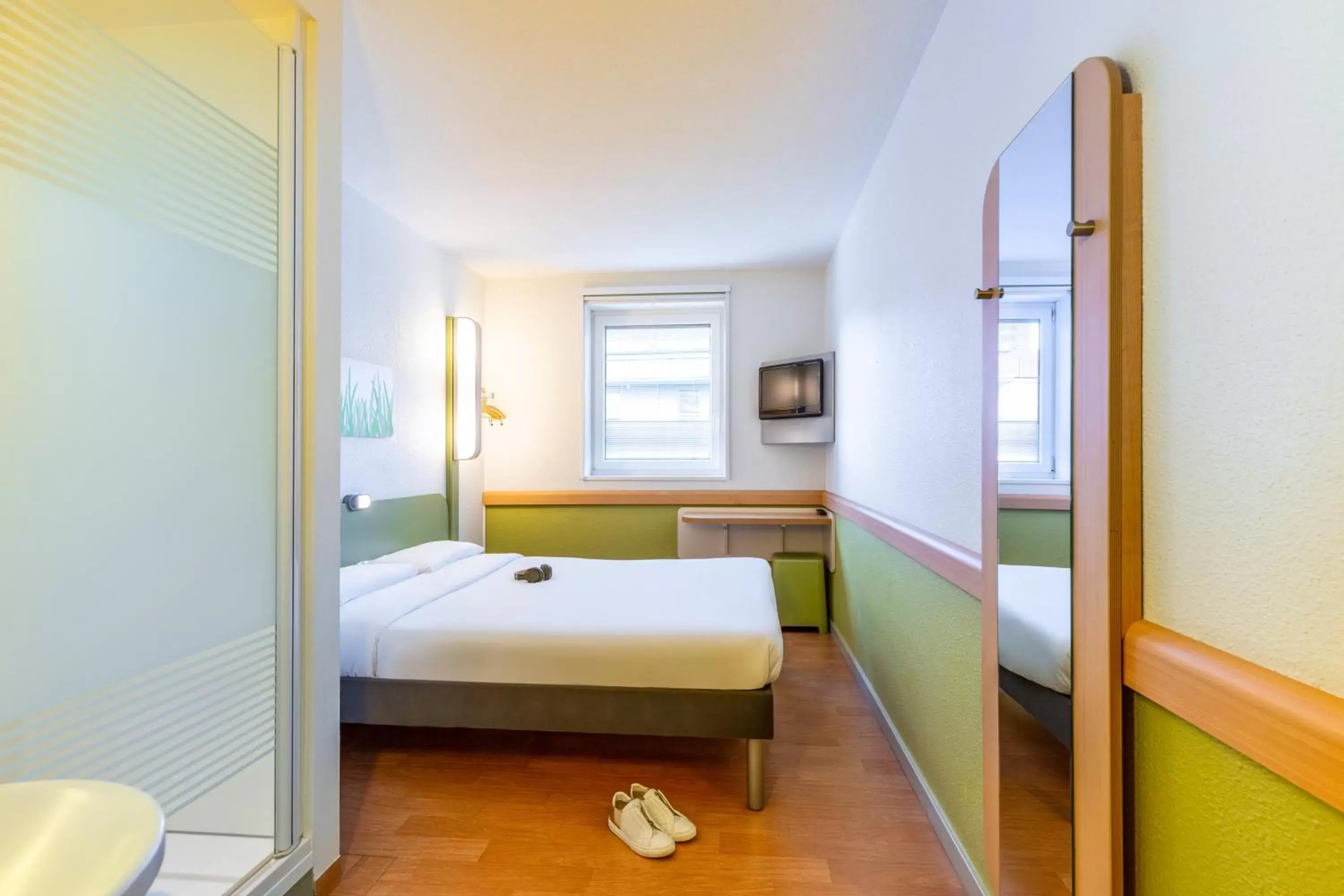 Bathroom, Bed in ibis budget Zurich City West