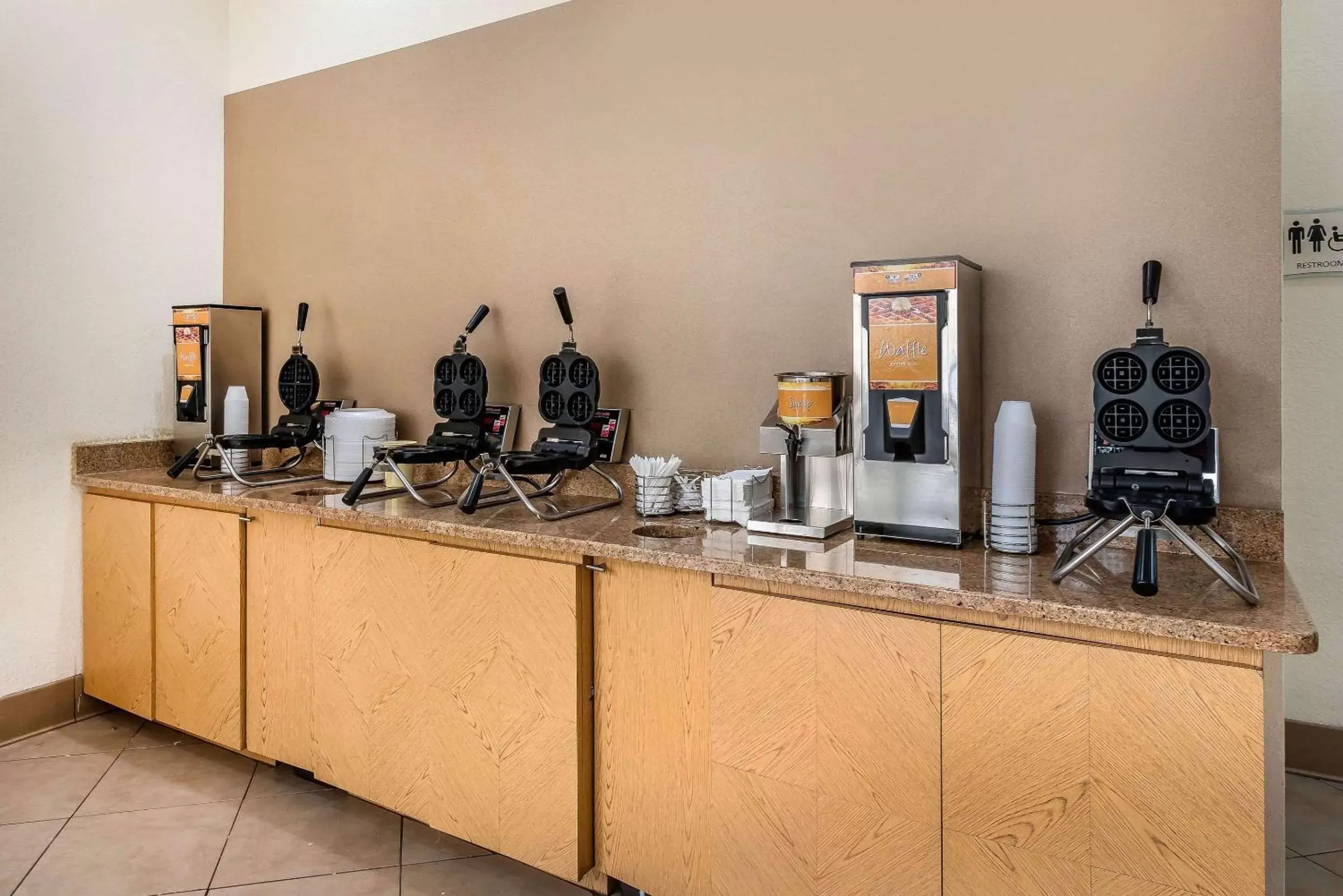 Restaurant/places to eat, Kitchen/Kitchenette in Quality Inn At International Drive Orlando