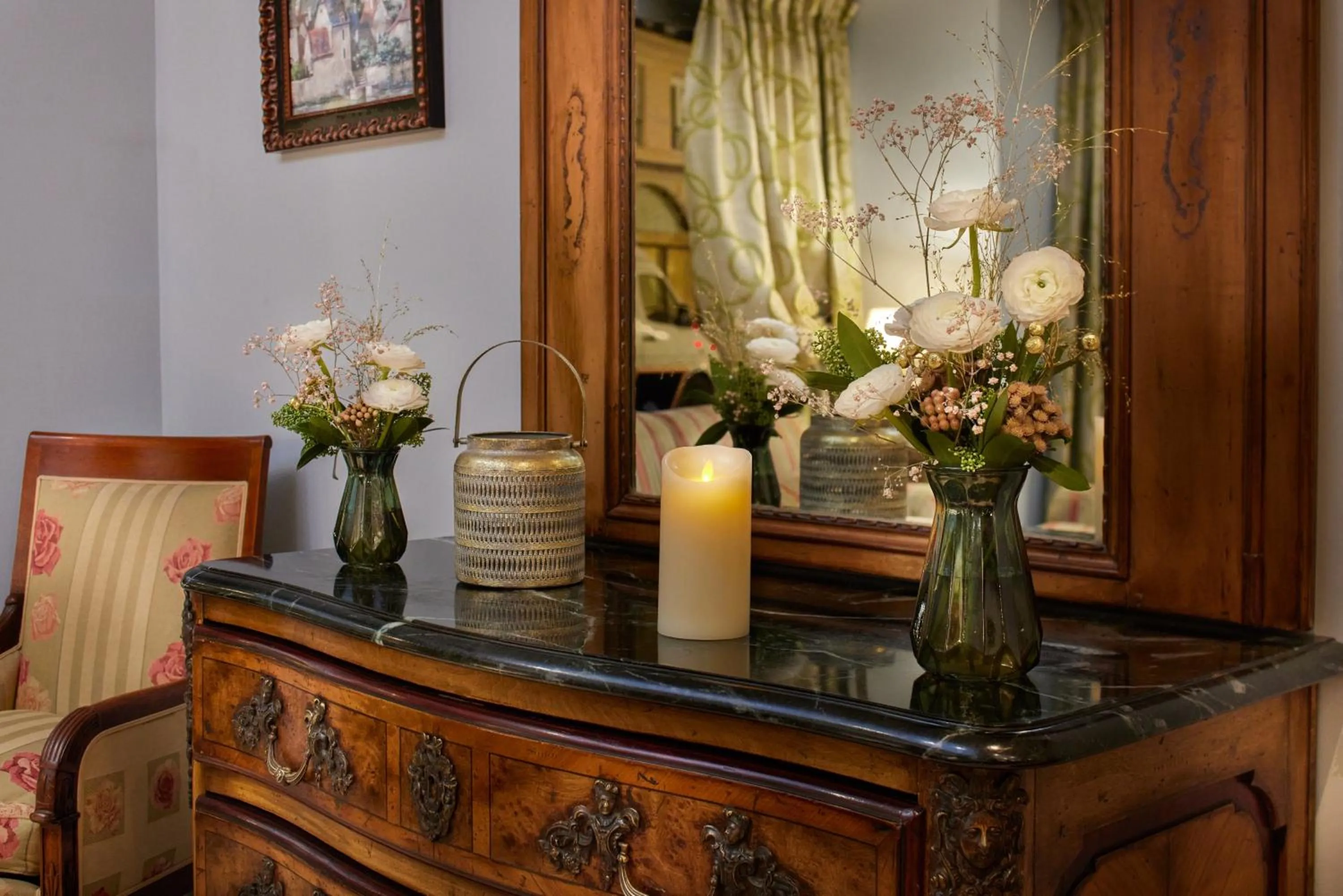Seating area in Le Relais Saint Honoré