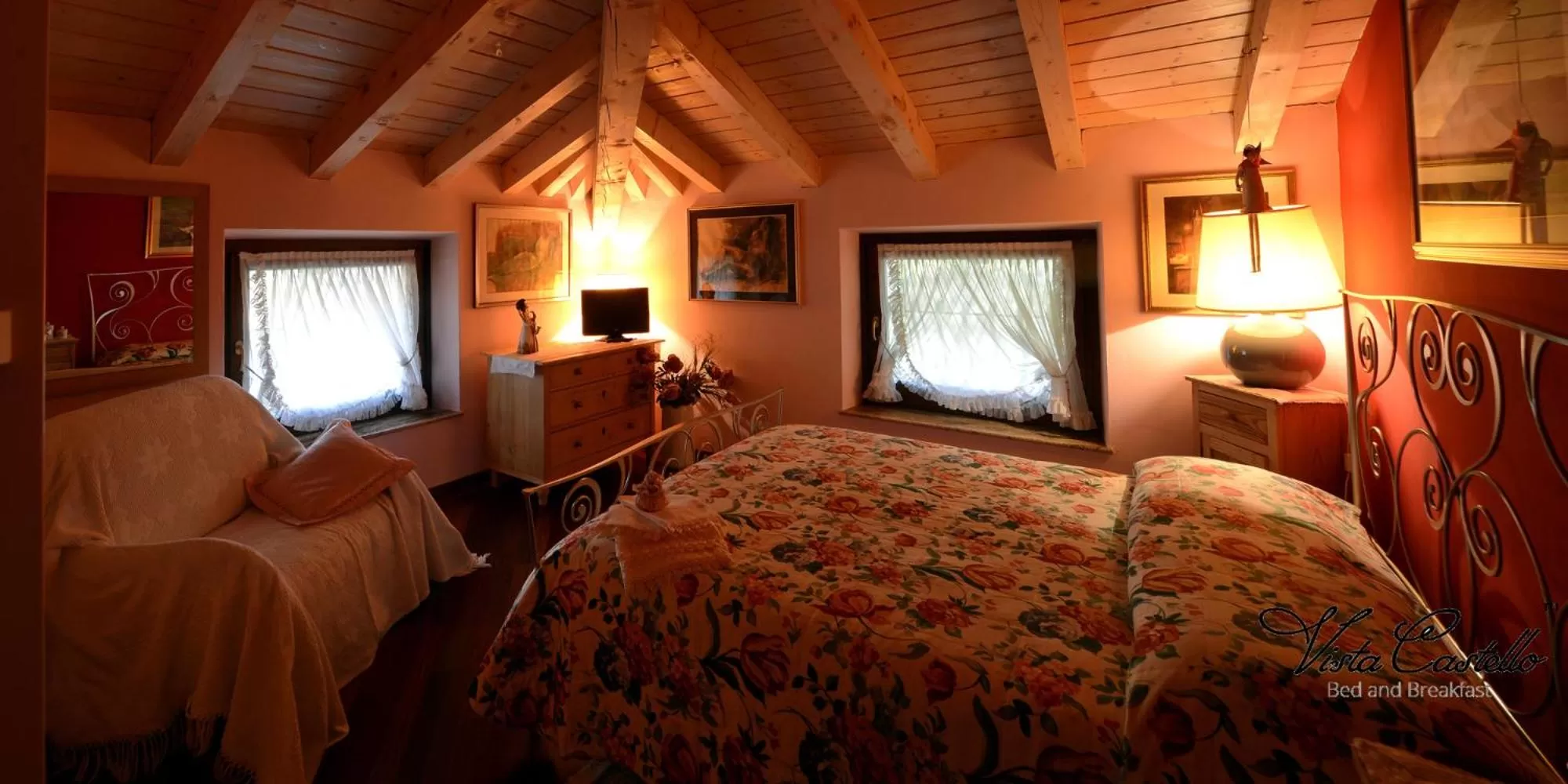 Photo of the whole room, Bed in Vista Castello