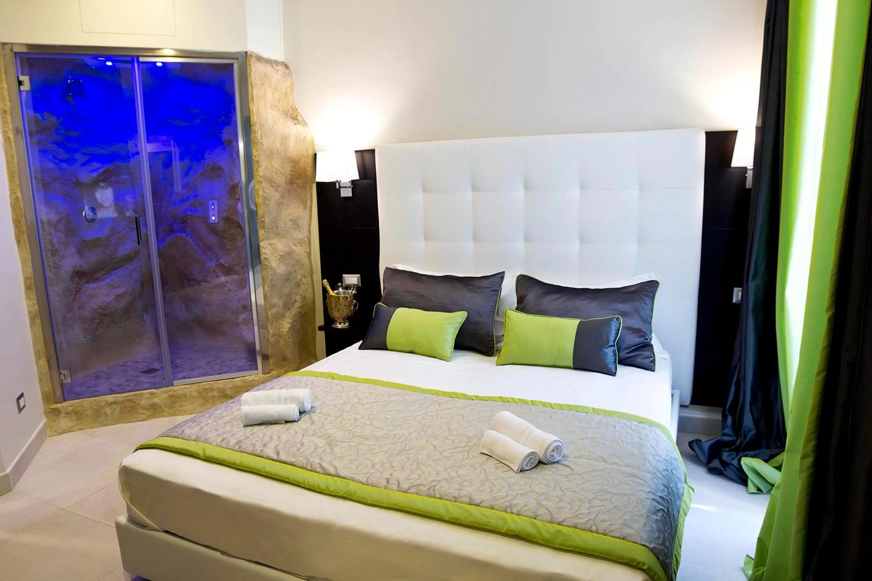 Shower, Bed in Roman Holidays Boutique Hotel