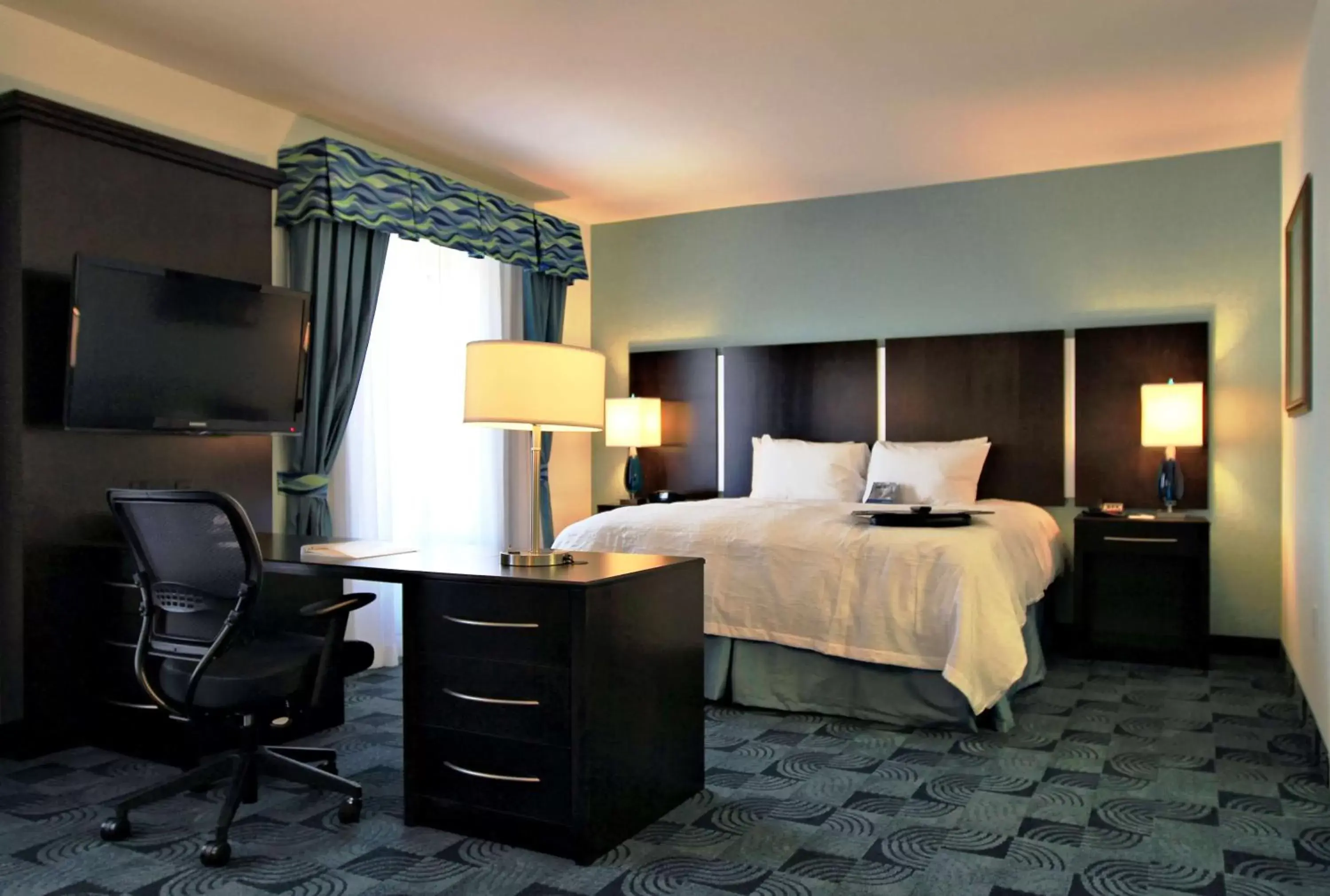 Bed in Hampton Inn and Suites Dallas/Lewisville-Vista Ridge Mall