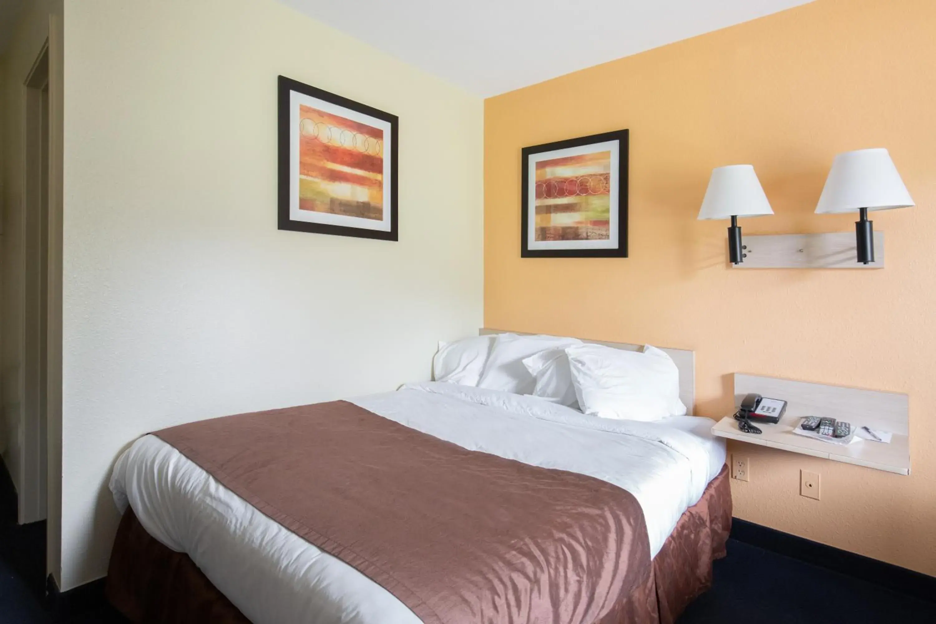 Bedroom in Days Inn by Wyndham New Philadelphia