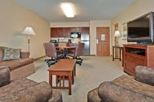 Living room, Seating Area in Hawthorn Suites by Wyndham Williamsville Buffalo Airport