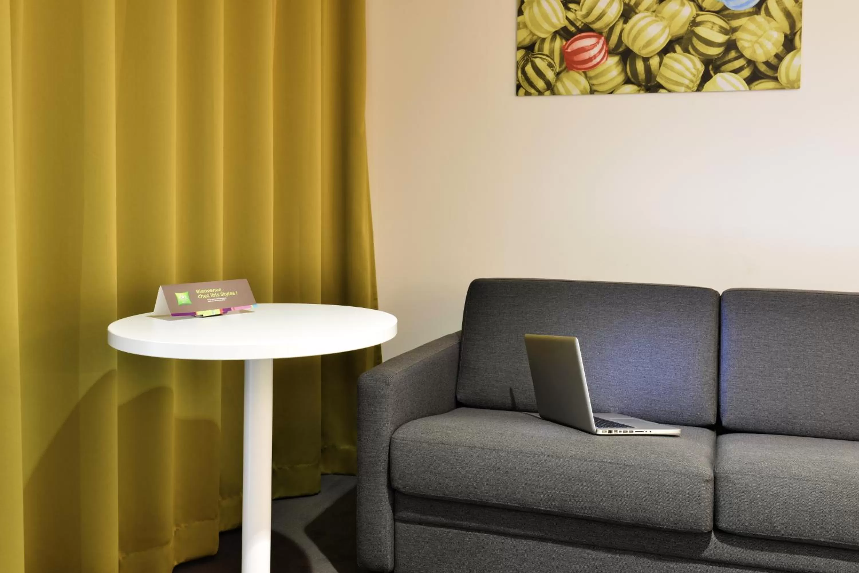 Seating area in ibis Styles Montelimar Centre
