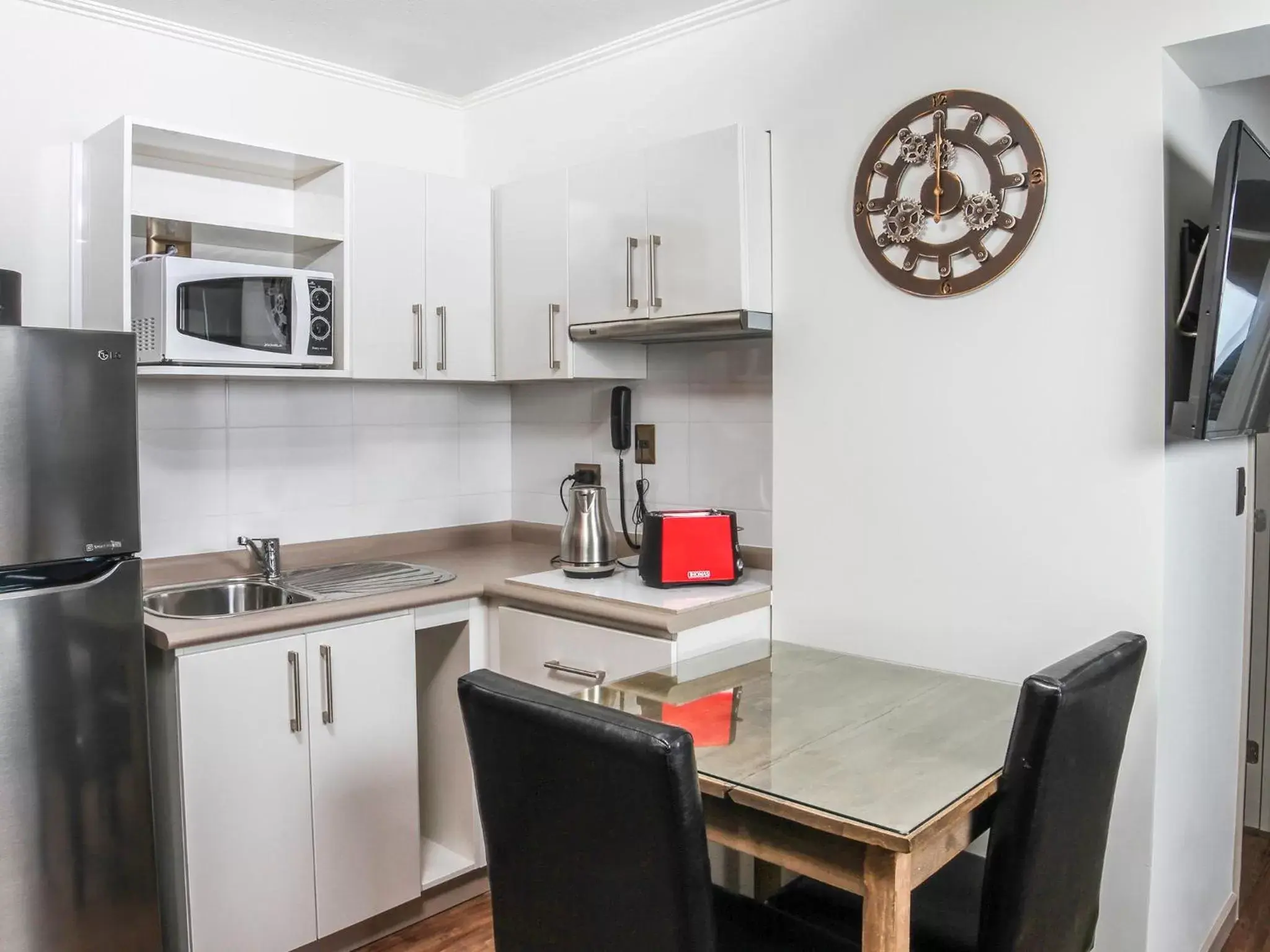 Photo of the whole room, Kitchen/Kitchenette in Gran Cavancha Hotel & Apartment