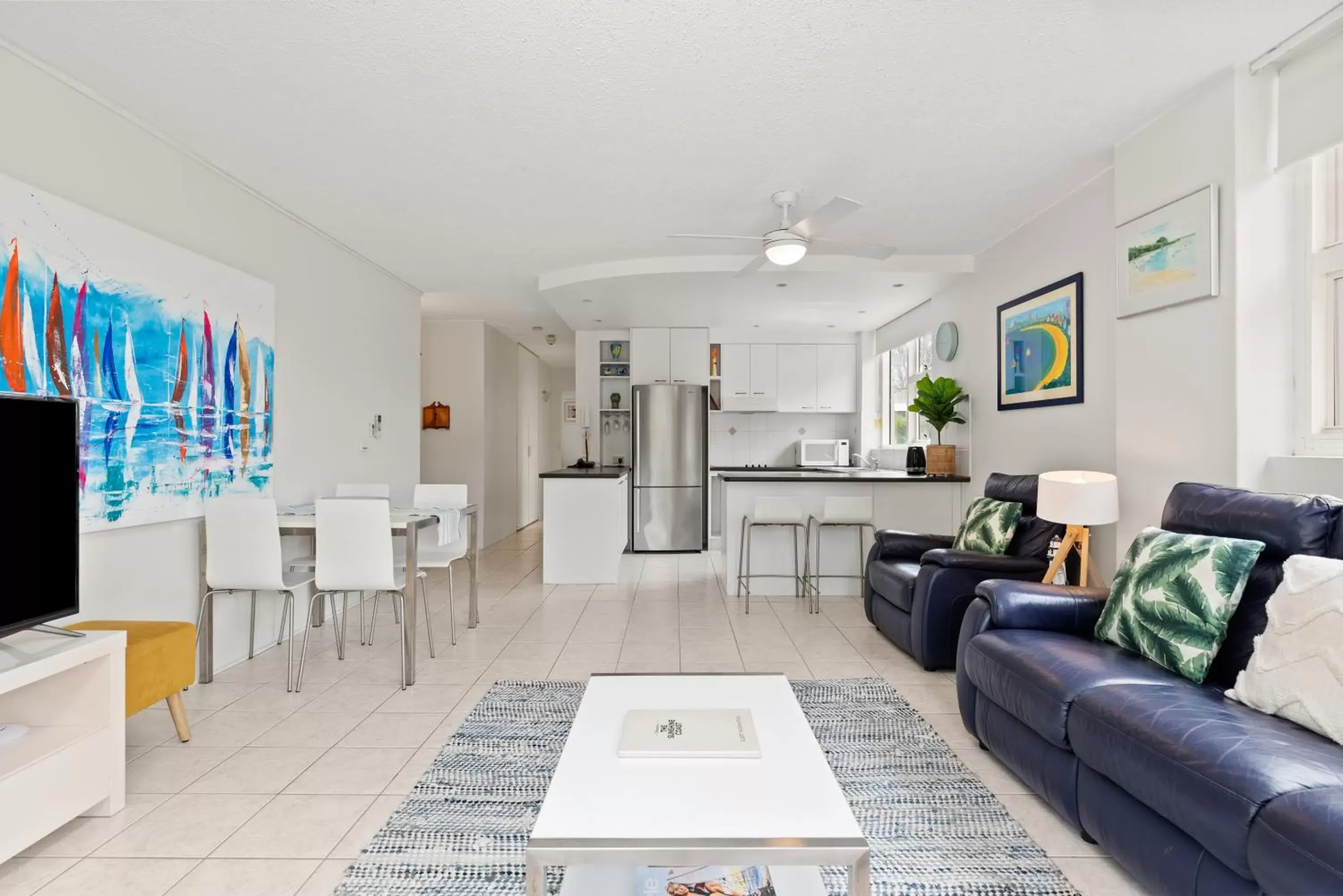 Kitchen or kitchenette, Seating Area in 84 The Spit Holiday Apartments